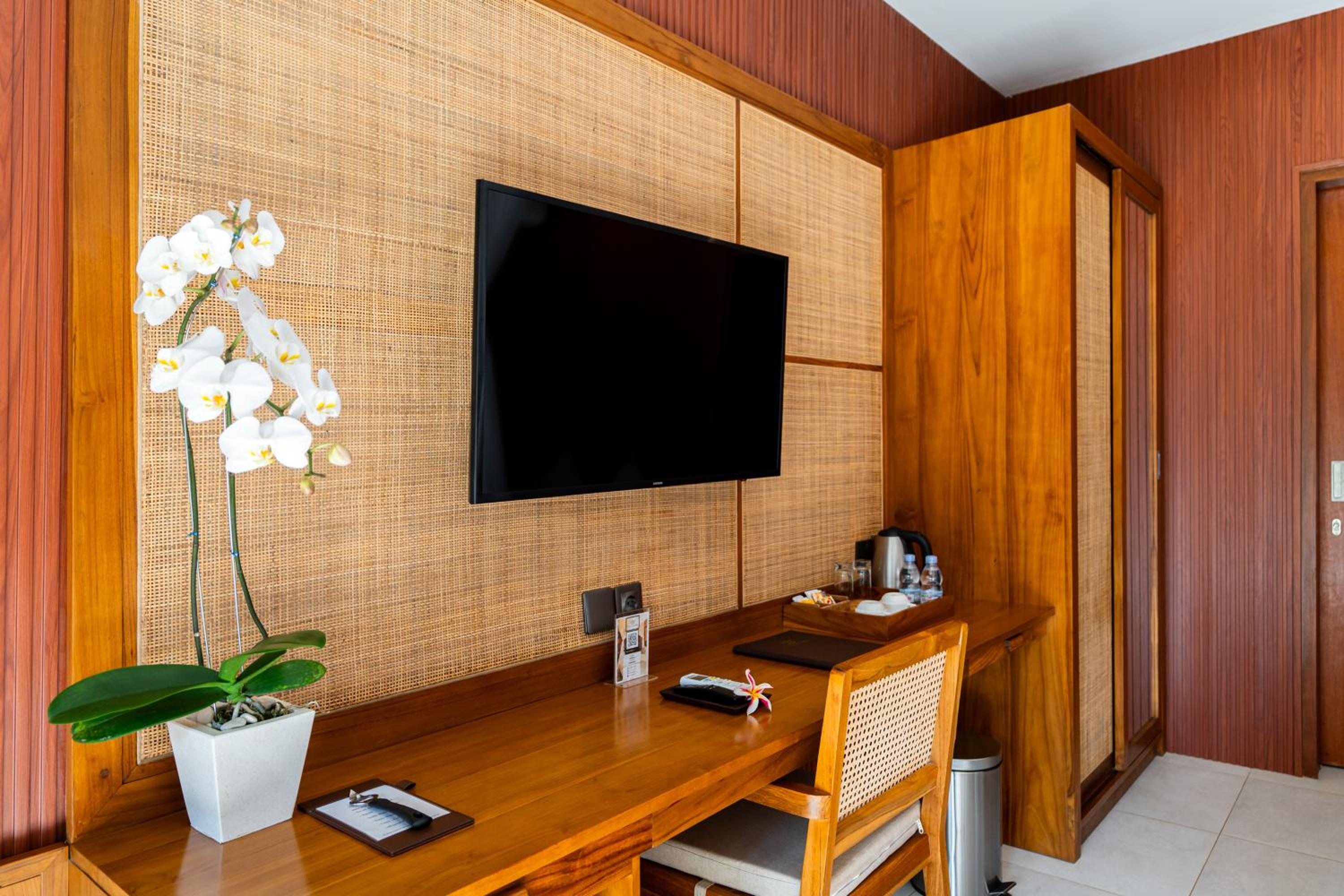 Superior Room with Pool View - Photo 18