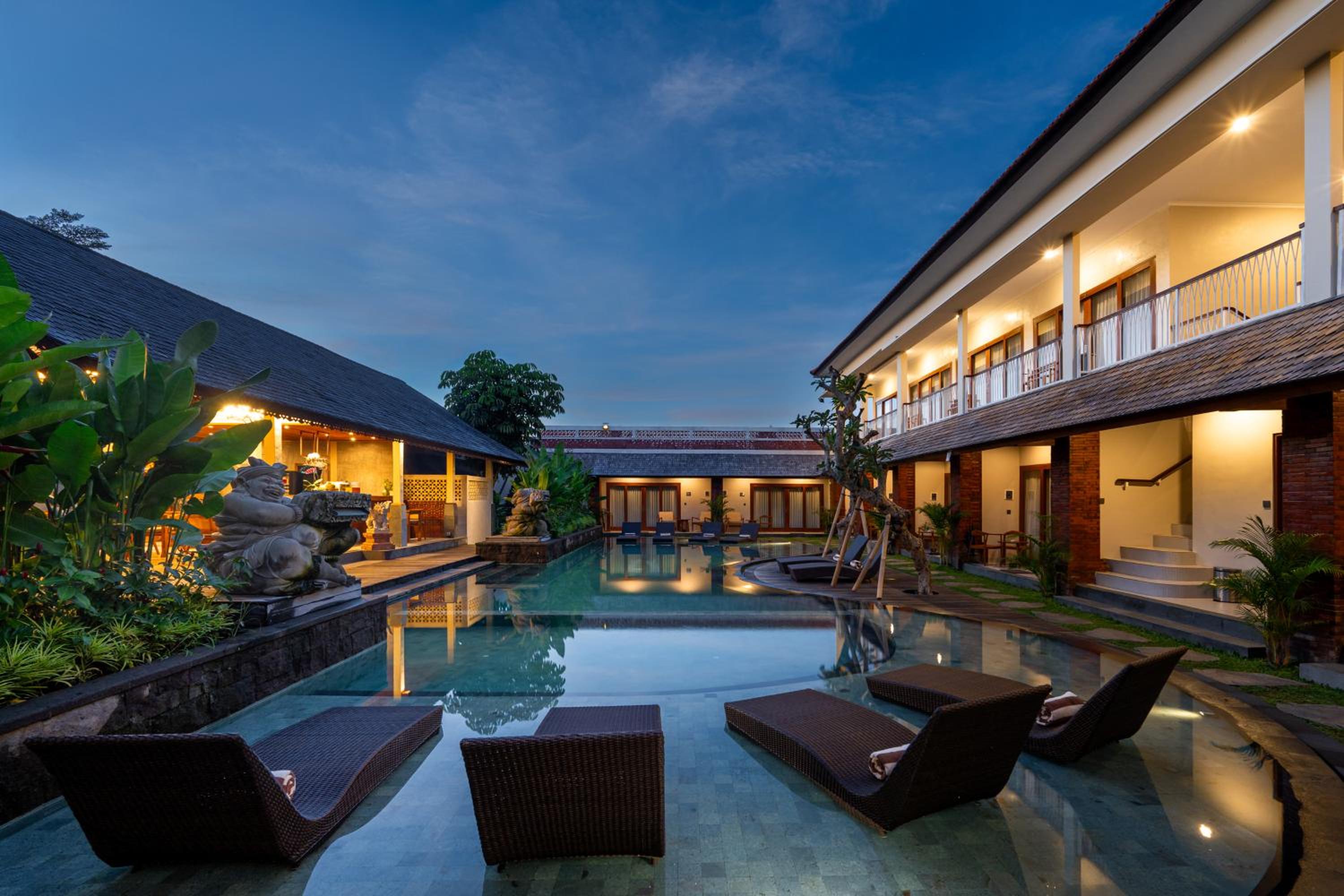 Deluxe Room with Pool View - Photo 19