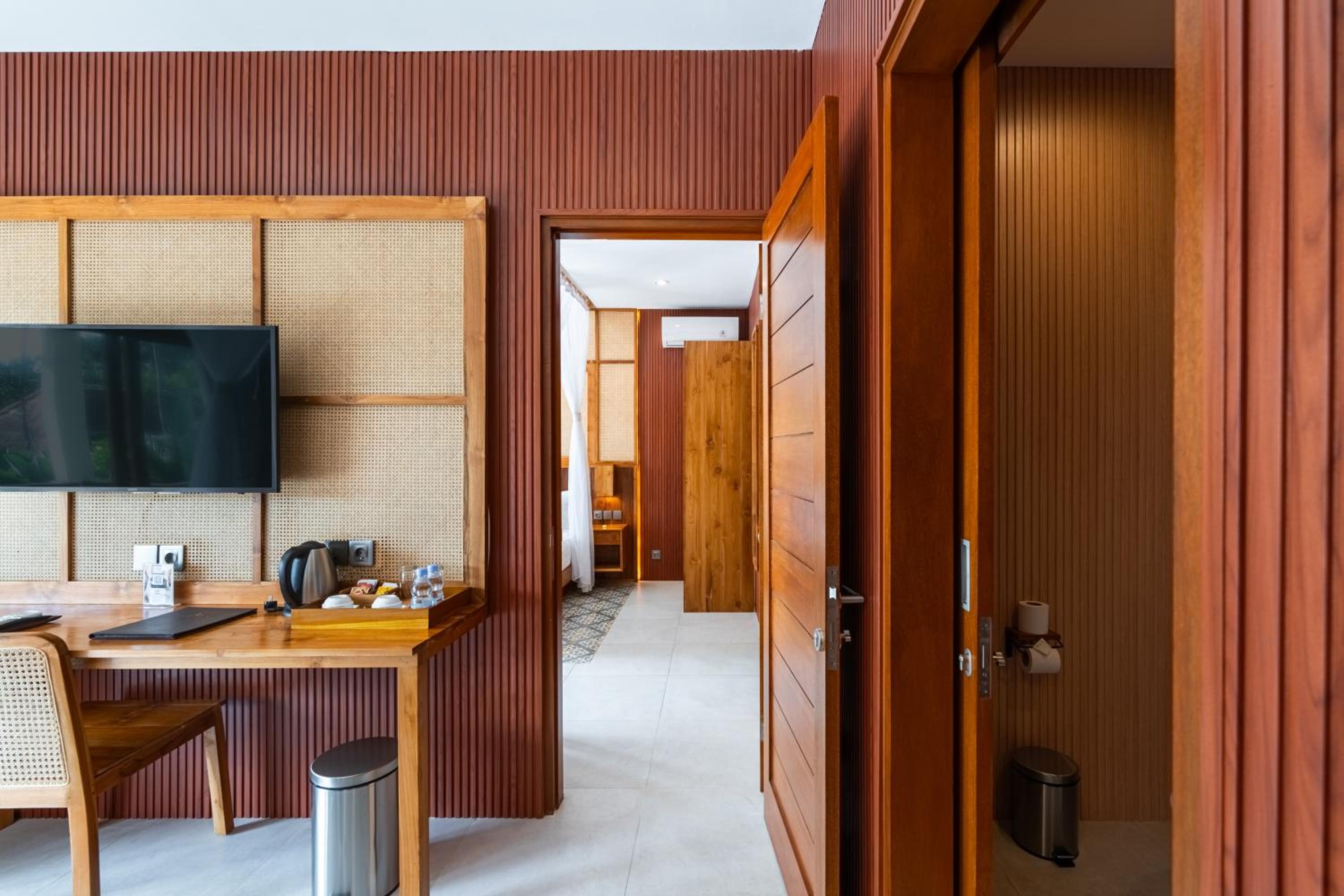 Deluxe Room with Pool View - Photo 26