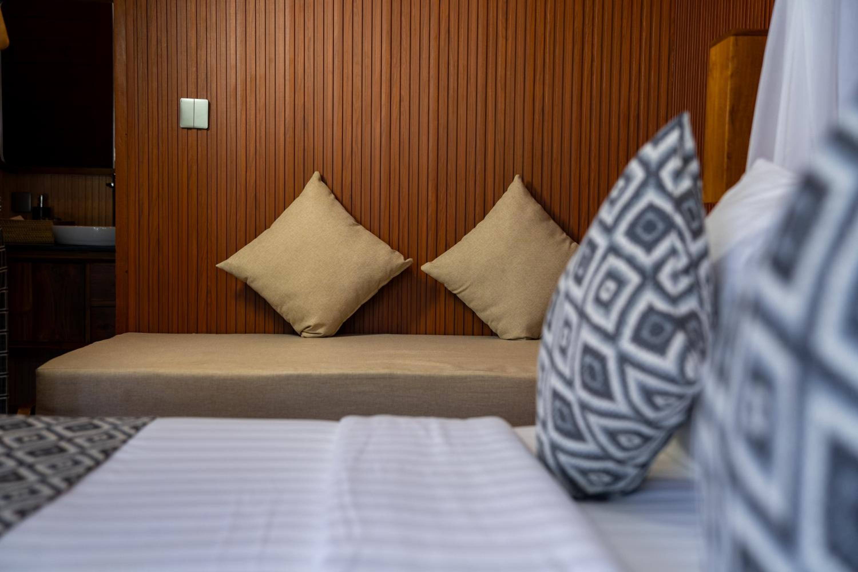 Deluxe Room with Pool View - Photo 9