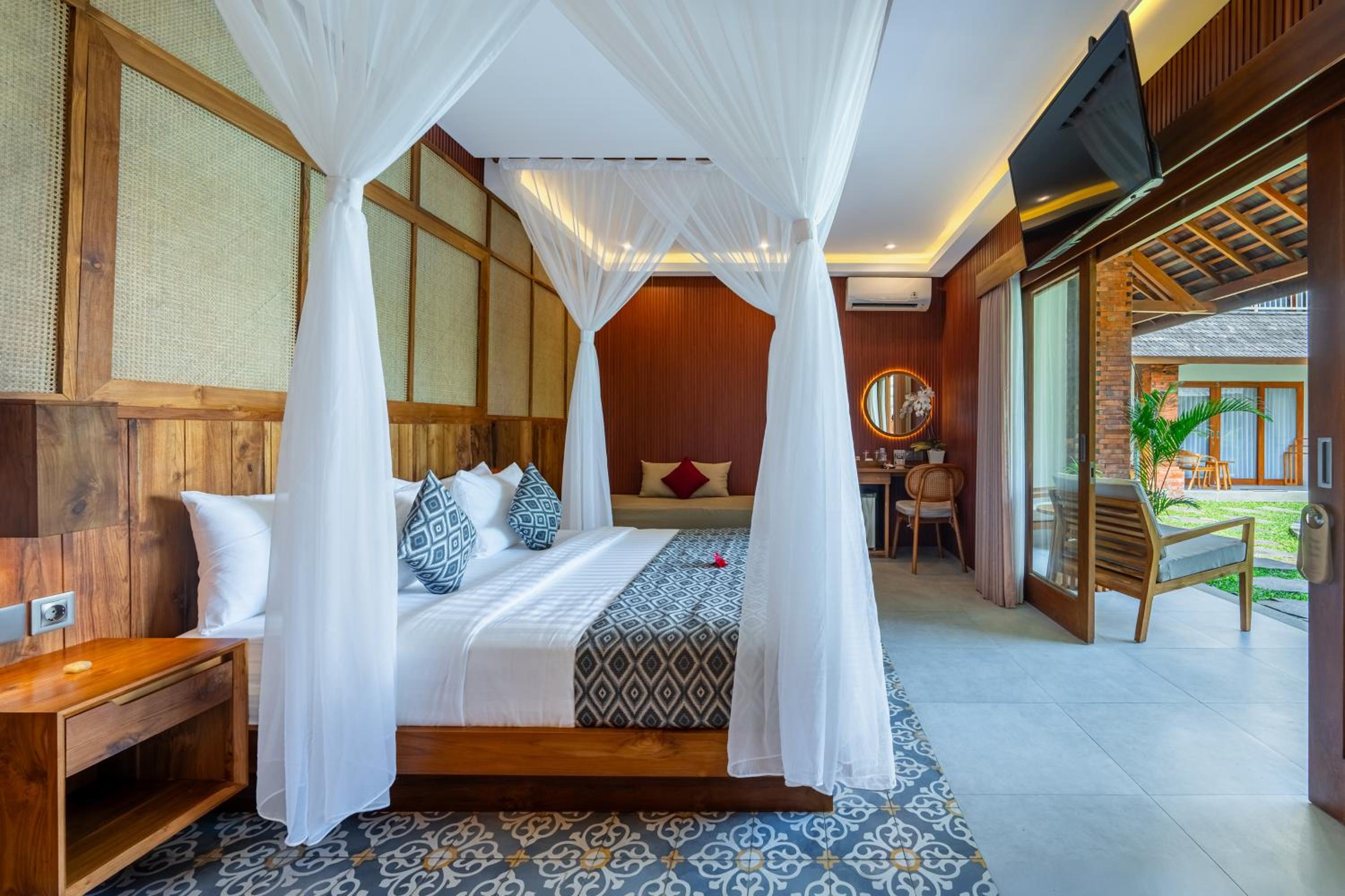Deluxe Room with Pool View - Photo 30