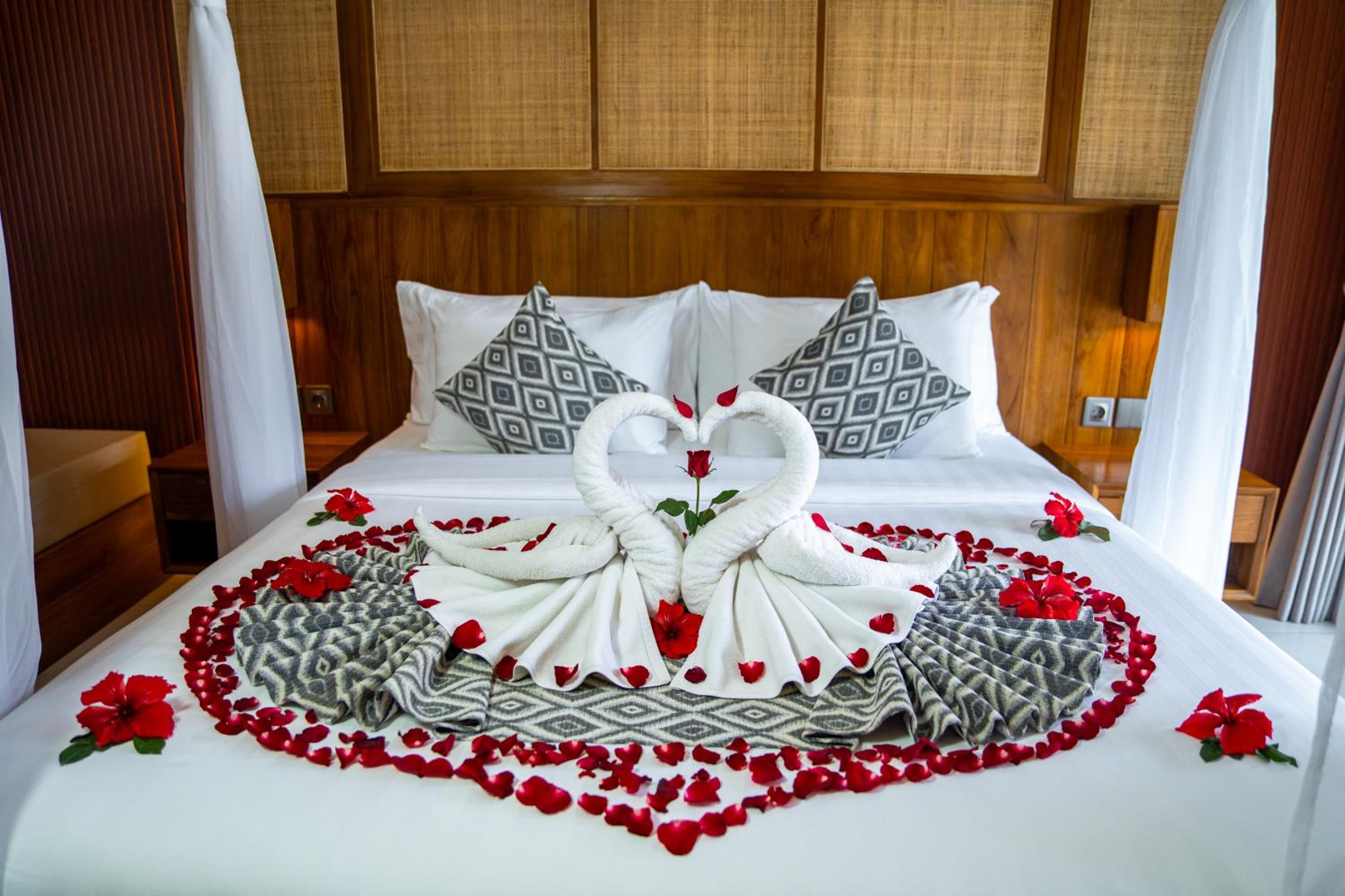 Deluxe Room with Pool View - Photo 7