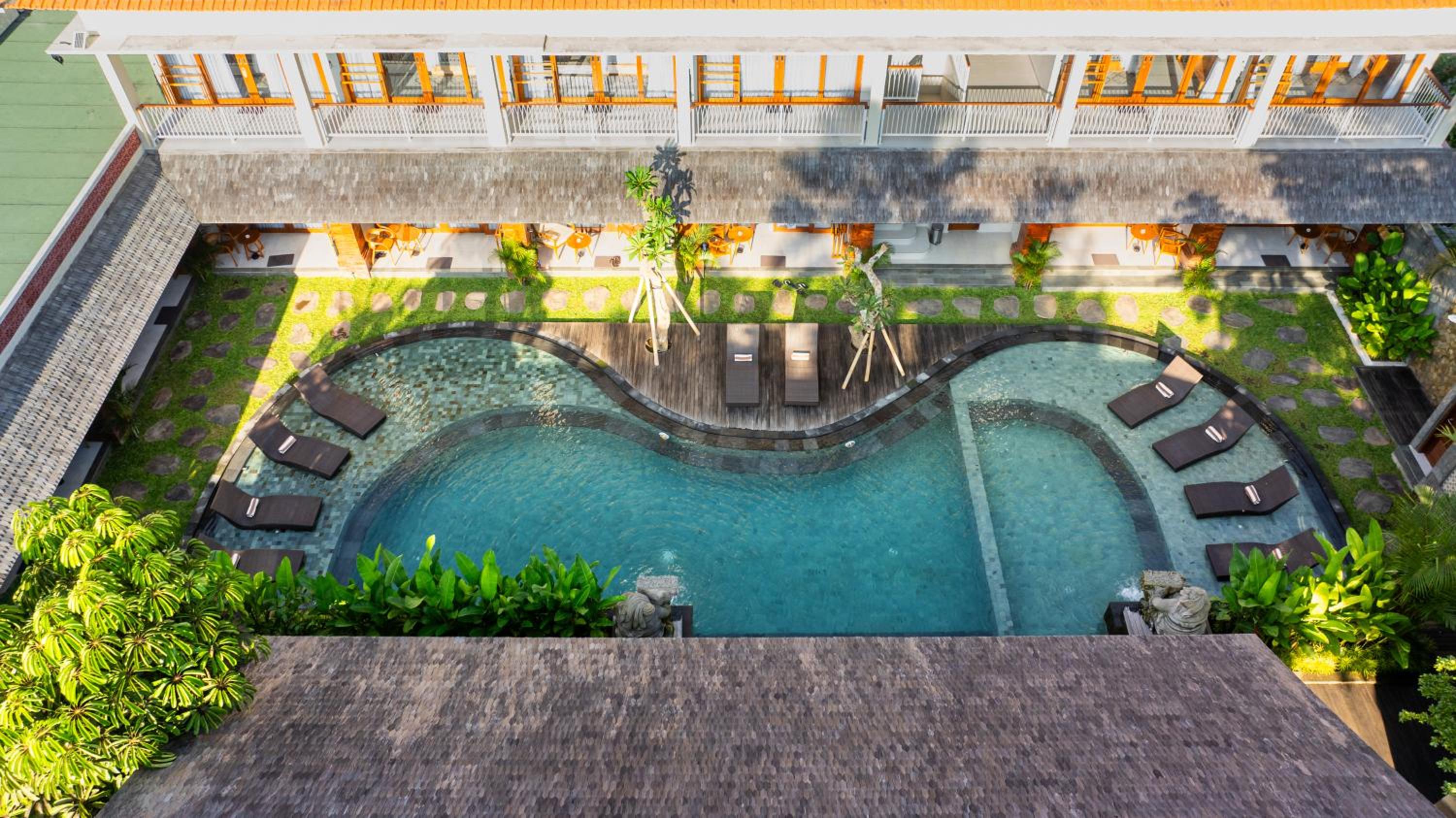 Deluxe Room with Pool View - Photo 31