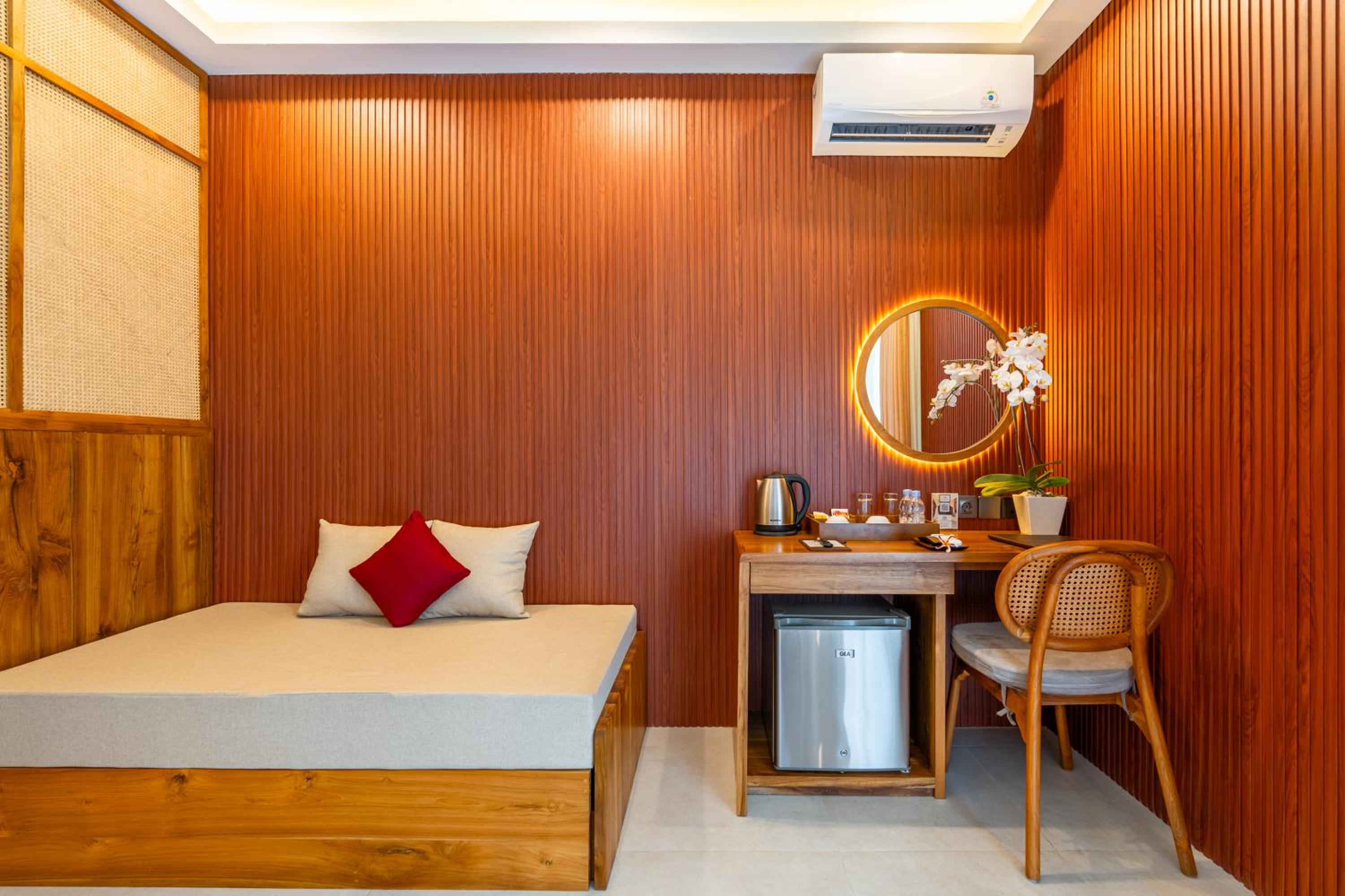 Deluxe Room with Pool View - Photo 25