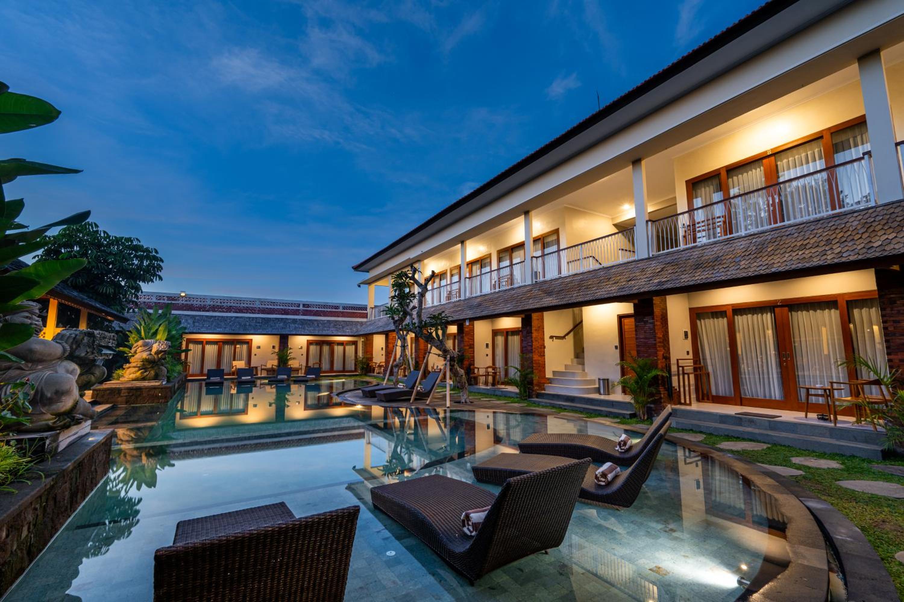 Deluxe Room with Pool View - Photo 5