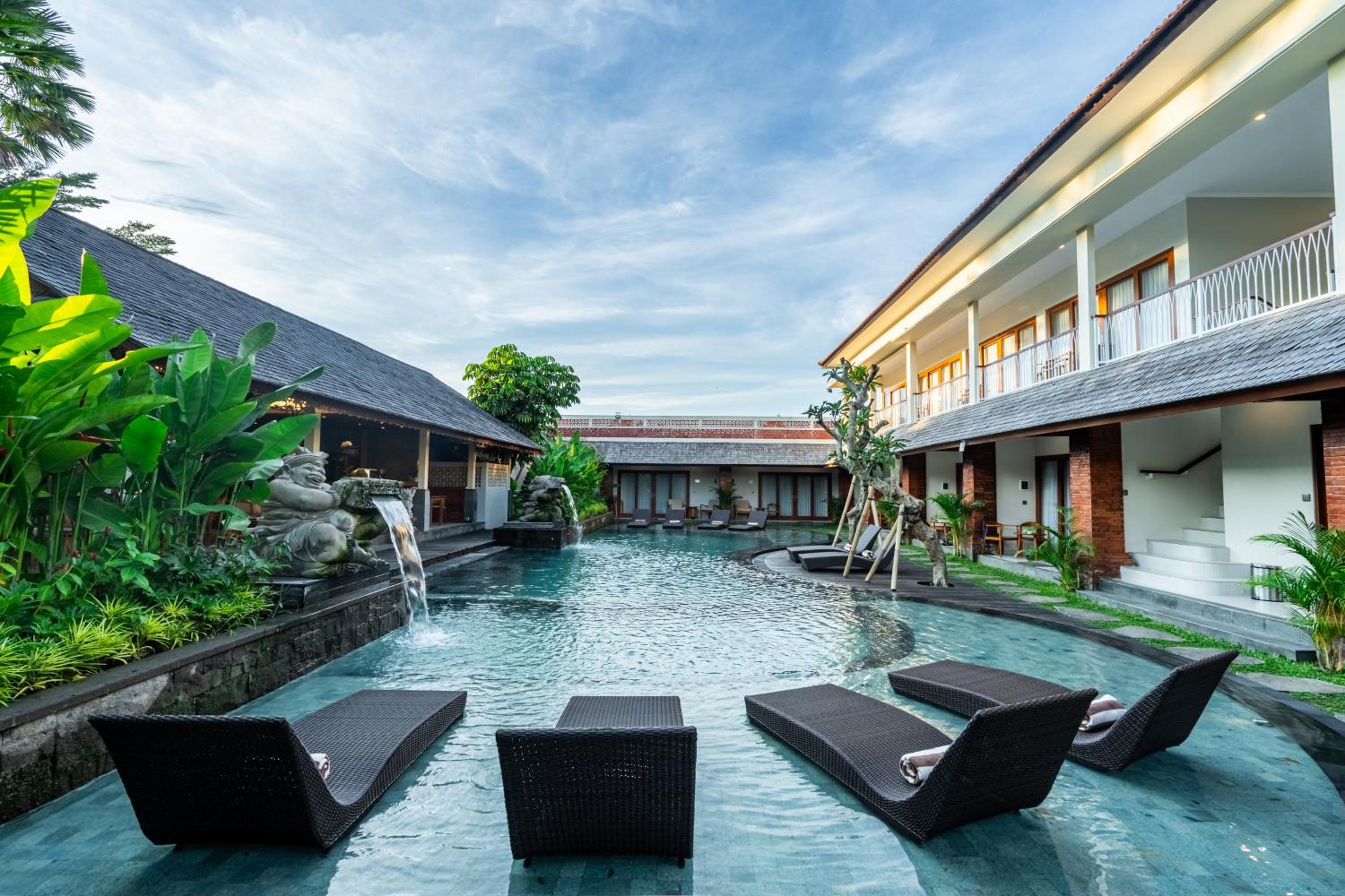 Deluxe Room with Pool View - Photo 4