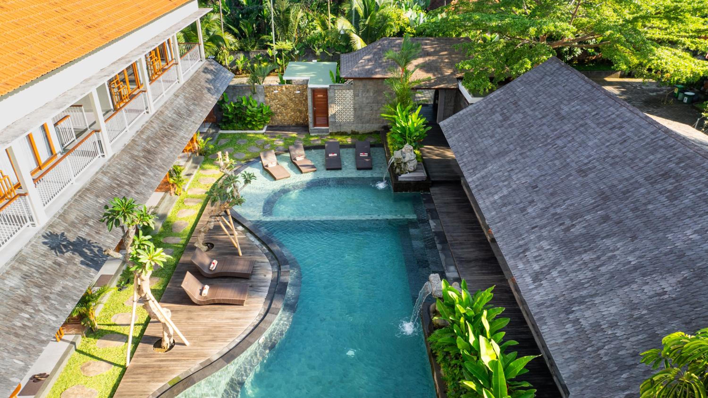 Deluxe Room with Pool View - Photo 12