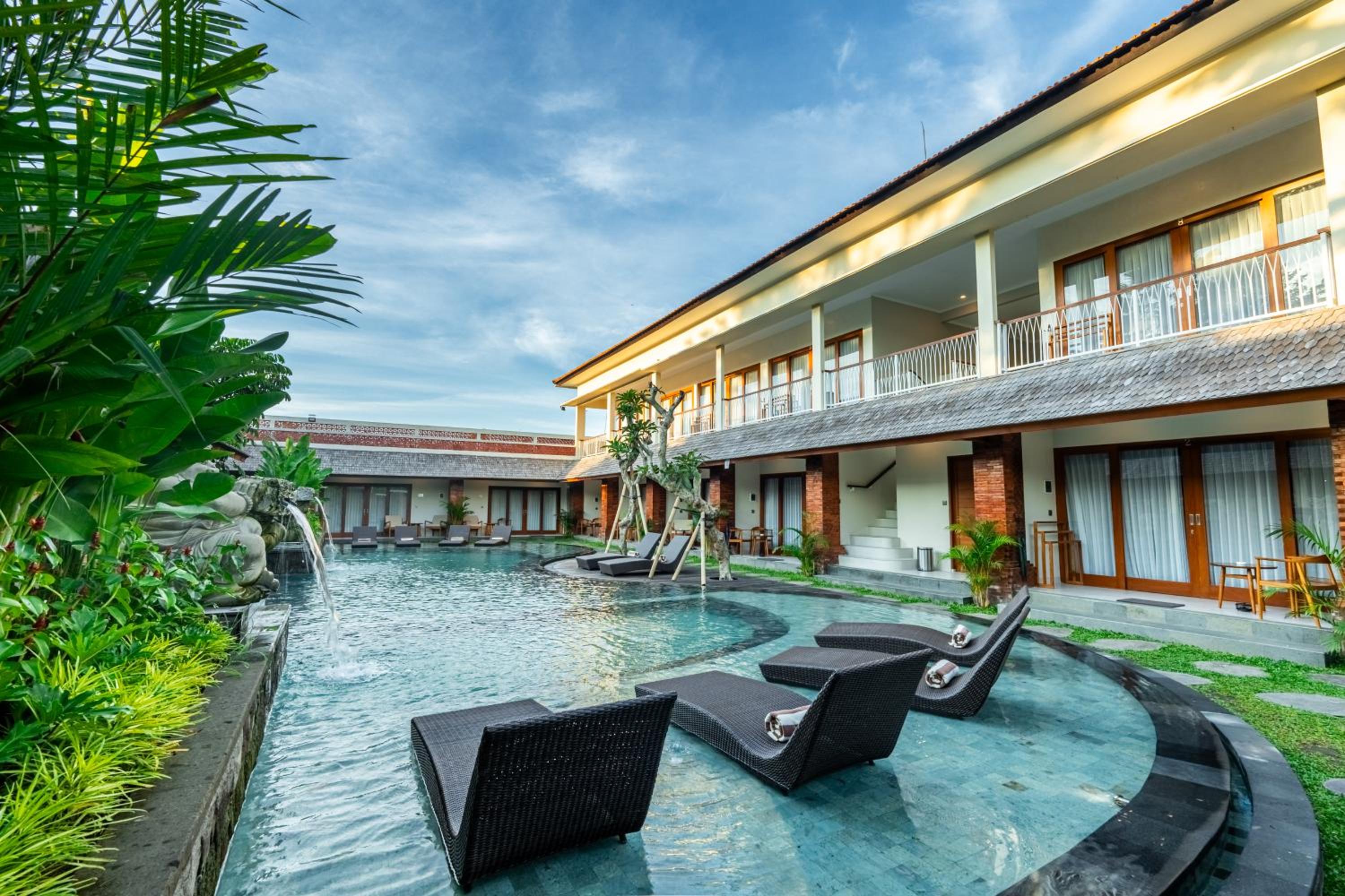 Deluxe Room with Pool View - Photo 2