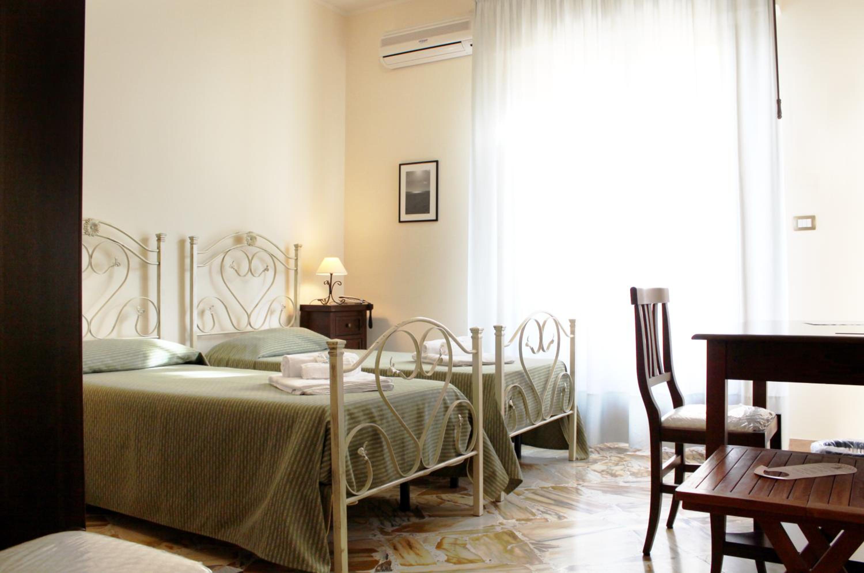 Double or Twin Room with Balcony - Photo 3