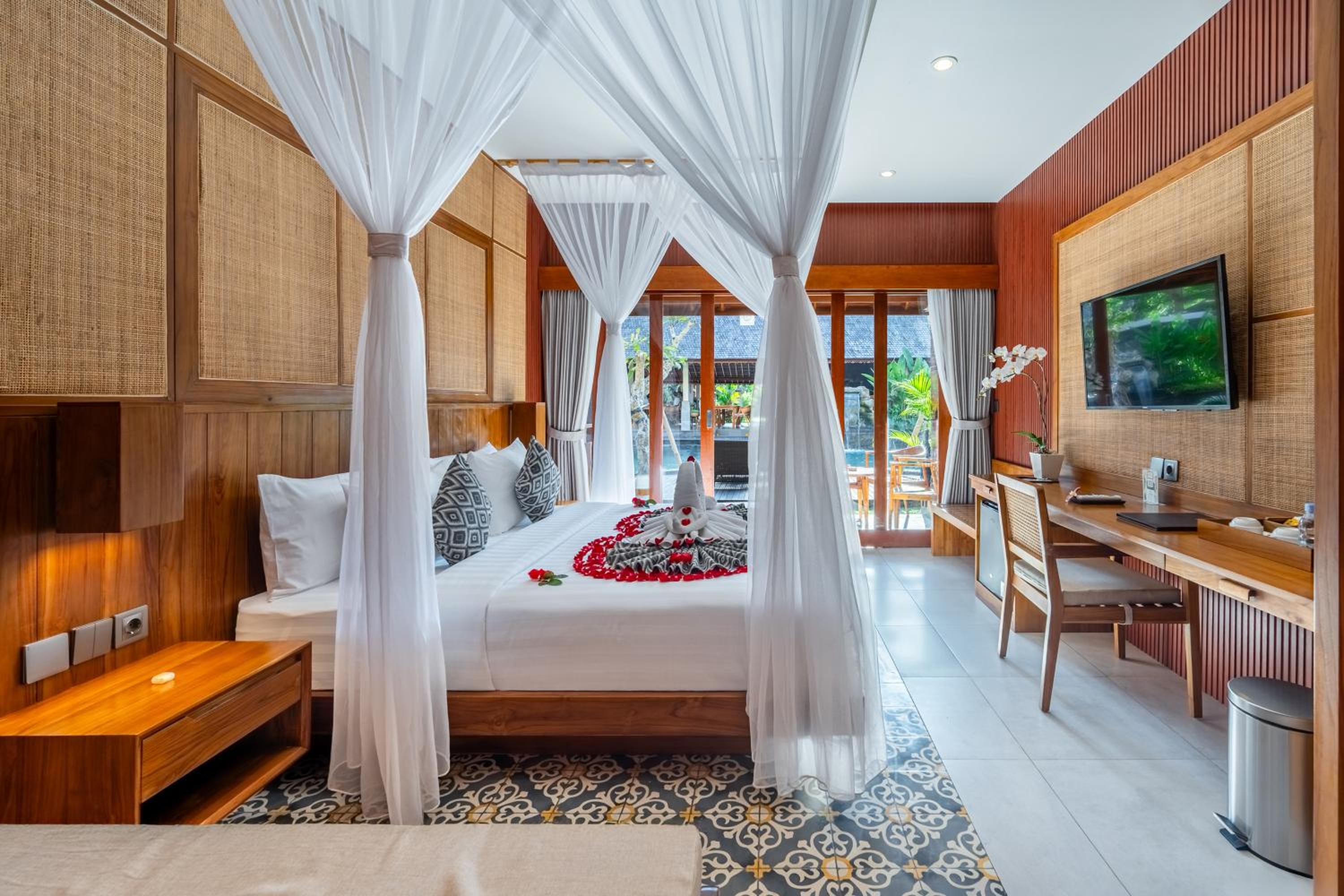 Superior Room with Pool View - Photo 1