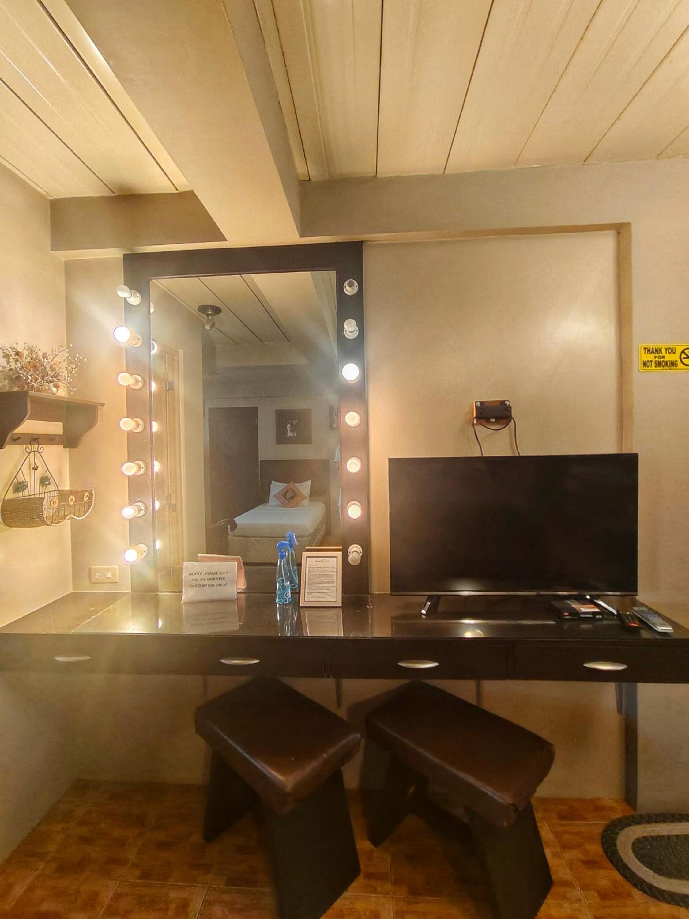 Deluxe Junior Suite - Photo 2