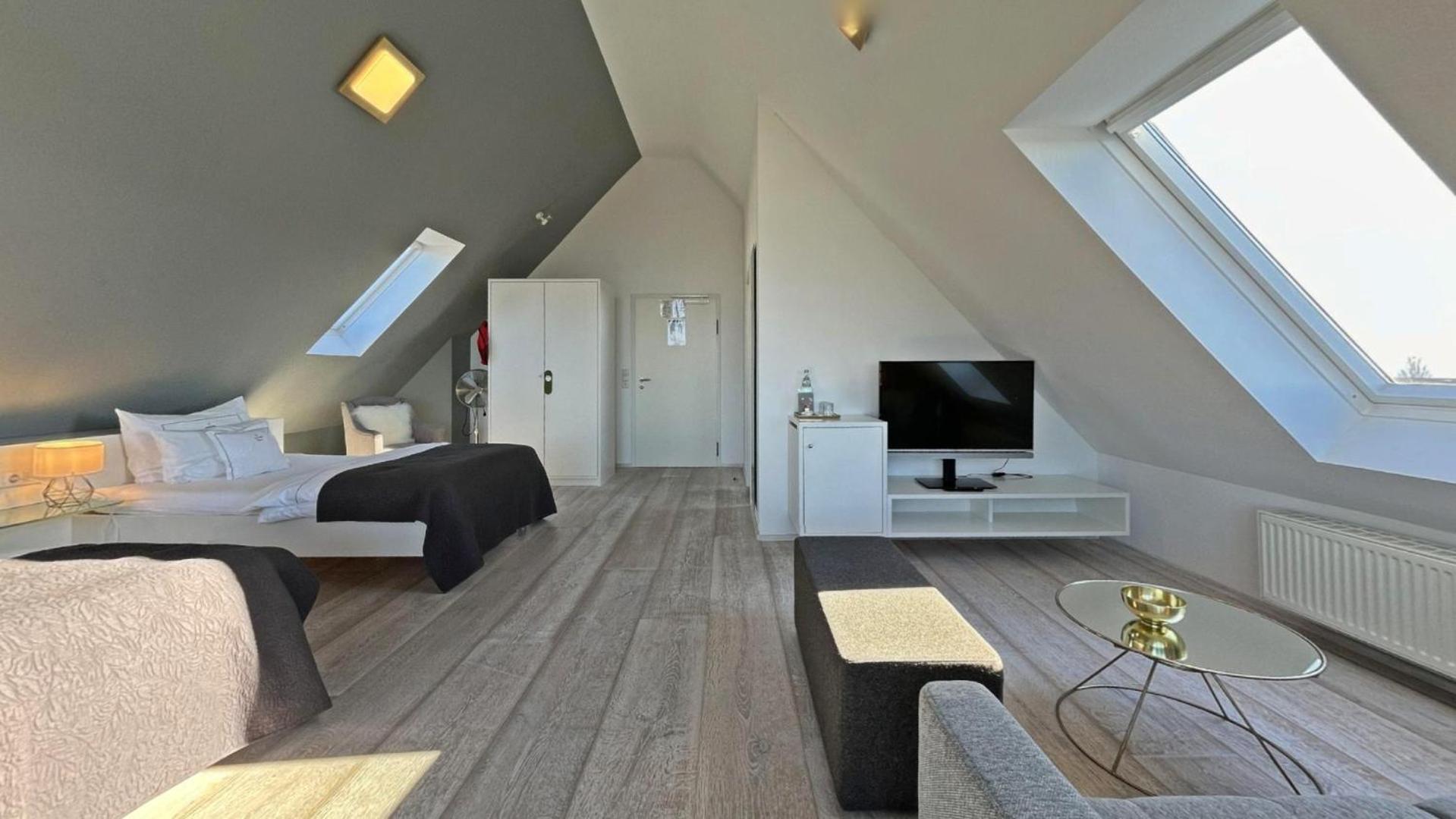 Junior Suite with Balcony and Lake View photo 1