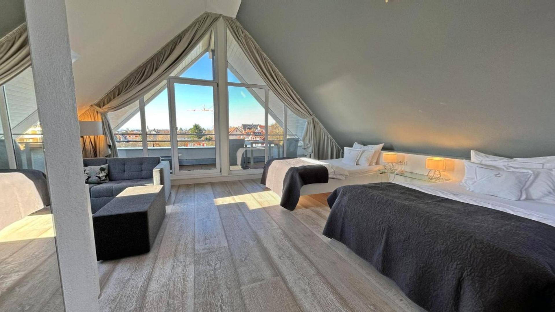 Junior Suite with Balcony and Lake View photo 2