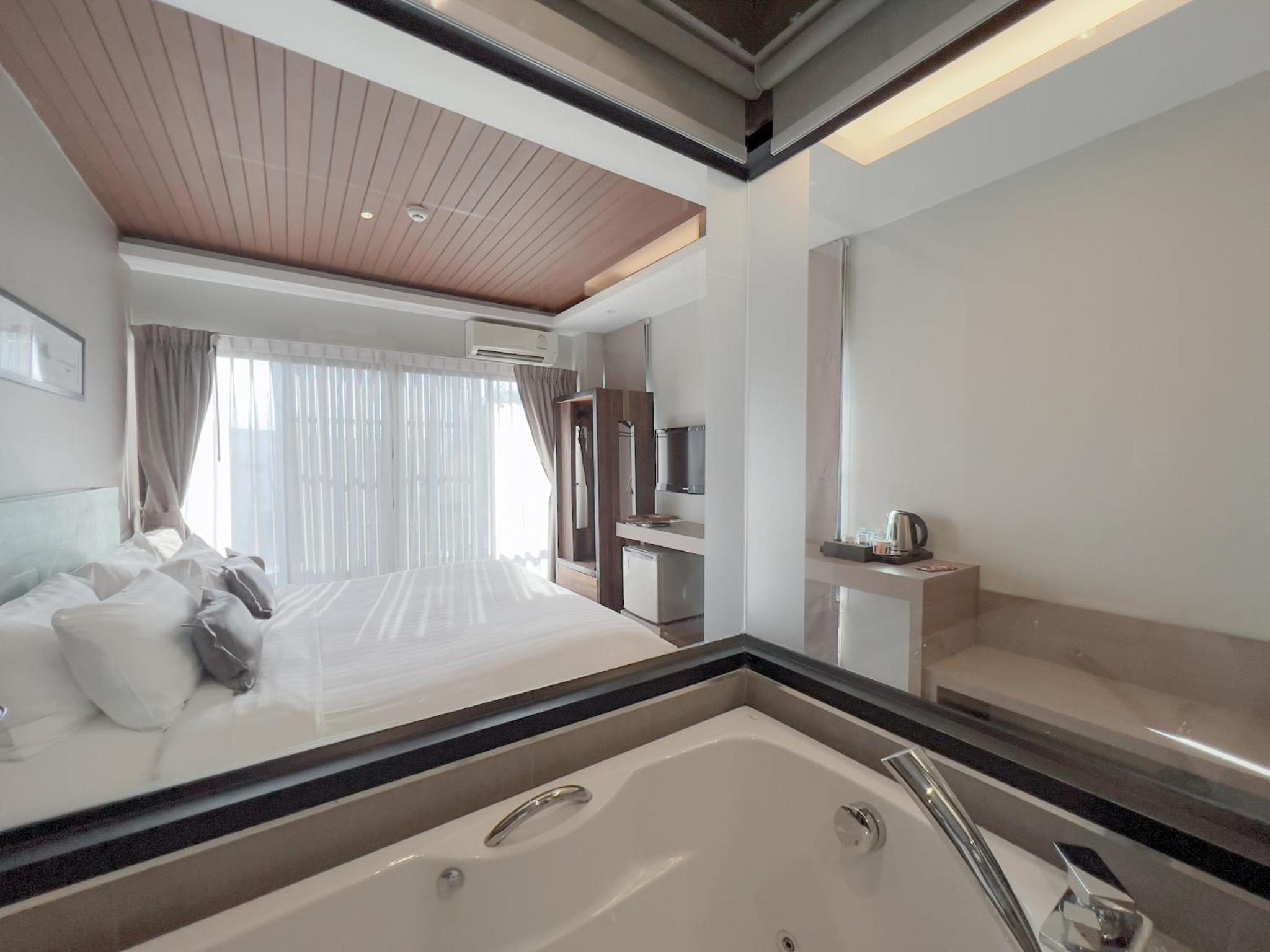 Deluxe Double Room with Bath - Photo 4