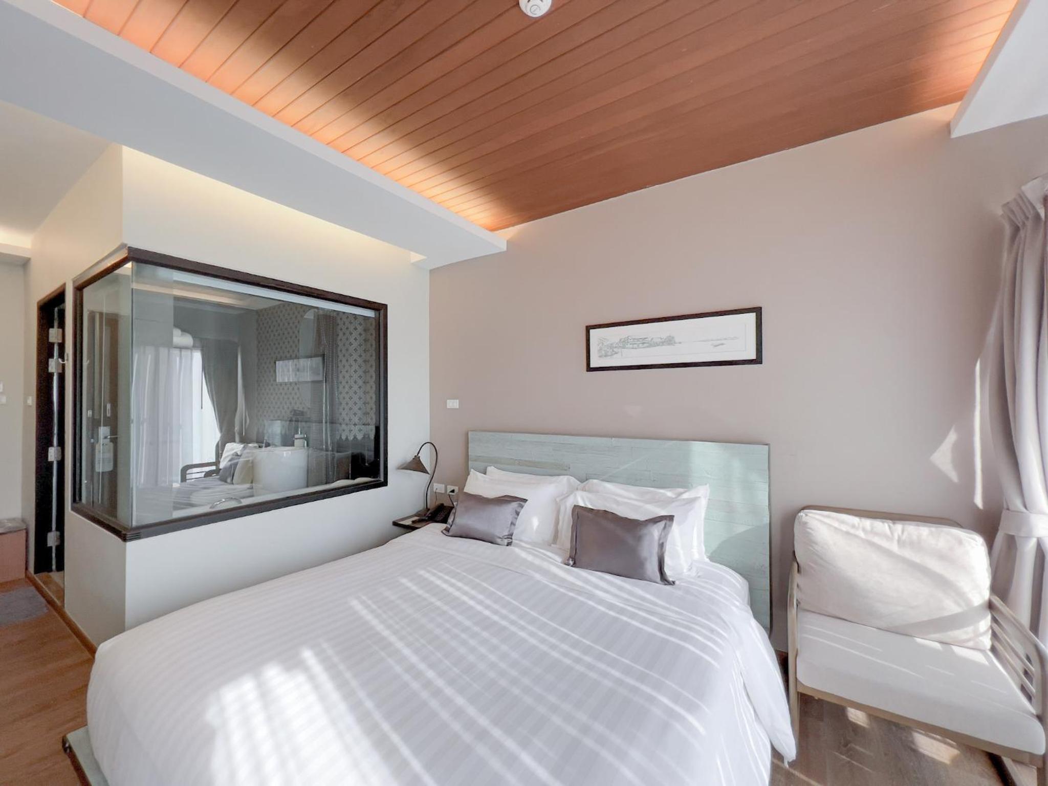 Deluxe Double Room with Bath - Photo 6