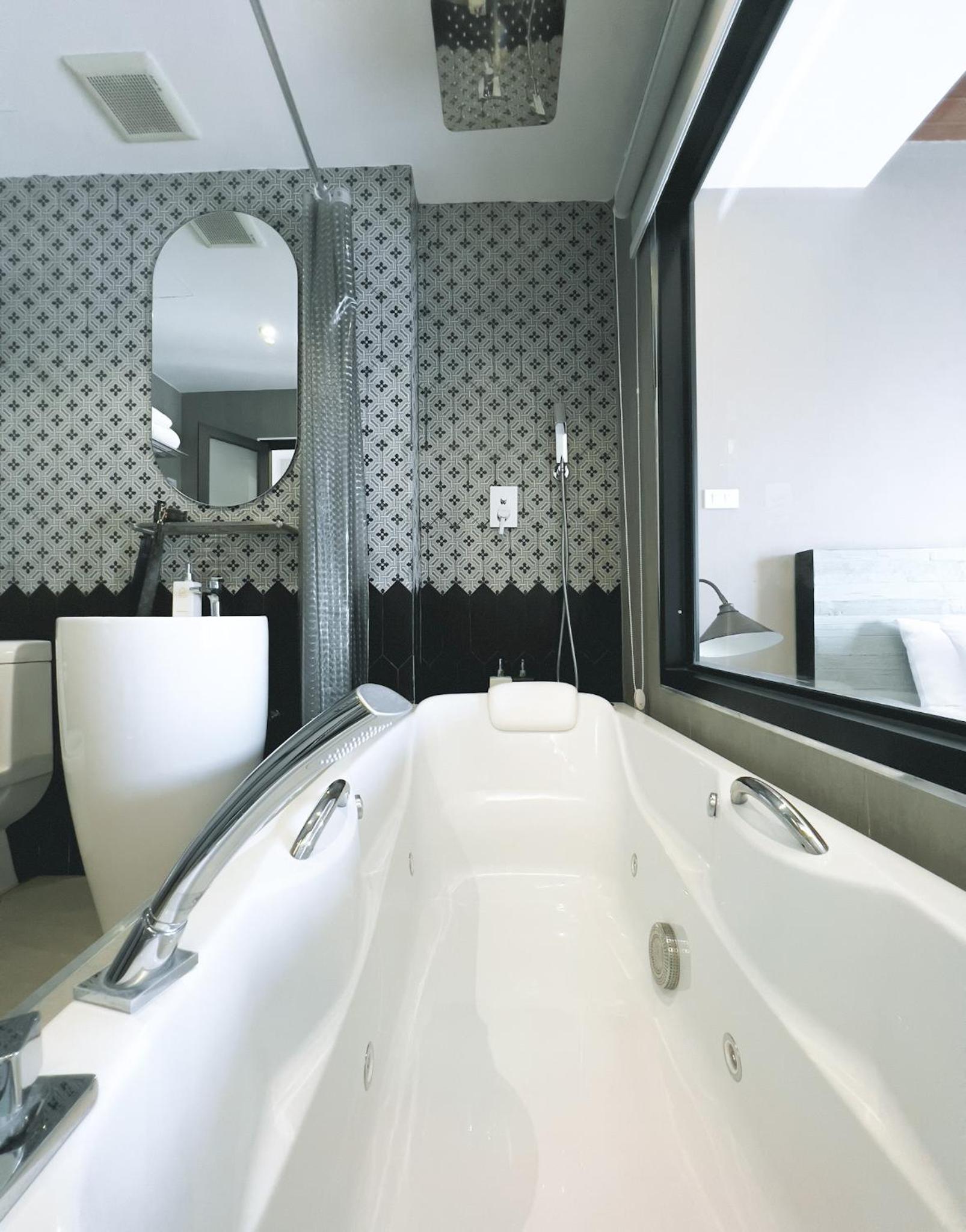 Deluxe Double Room with Bath - Photo 3