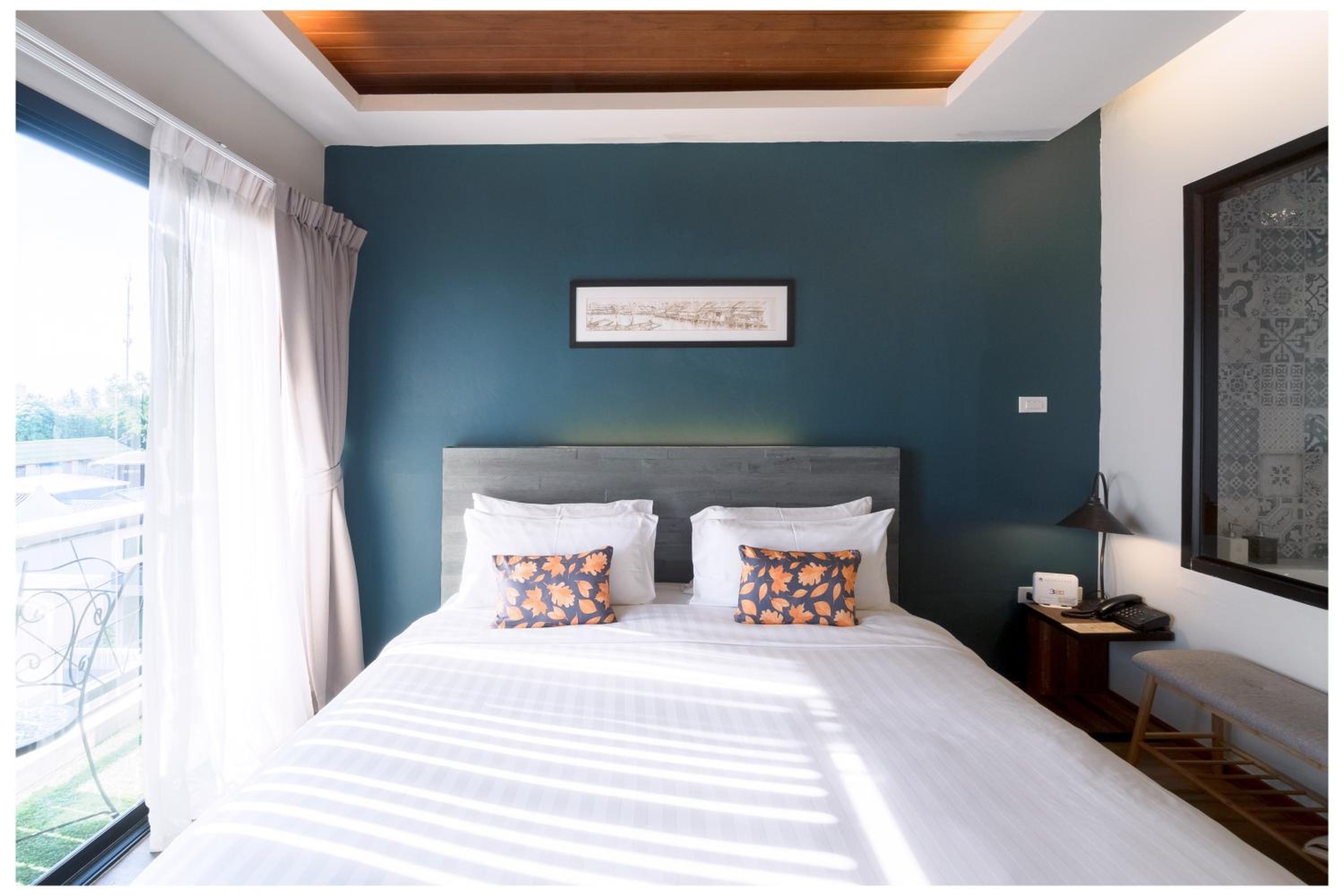 Deluxe Double Room with Bath - Photo 5