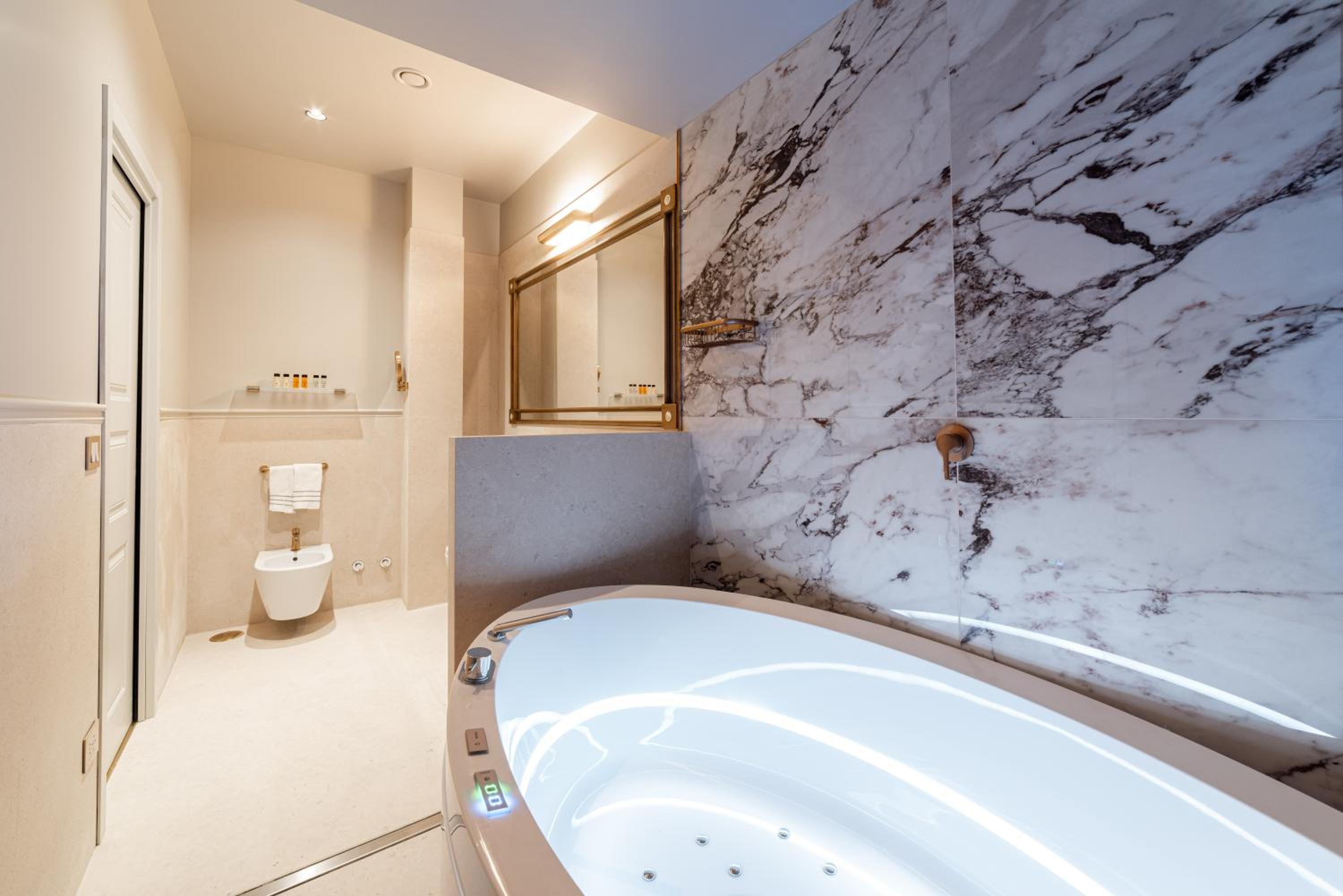 Executive Room thumbnail 6