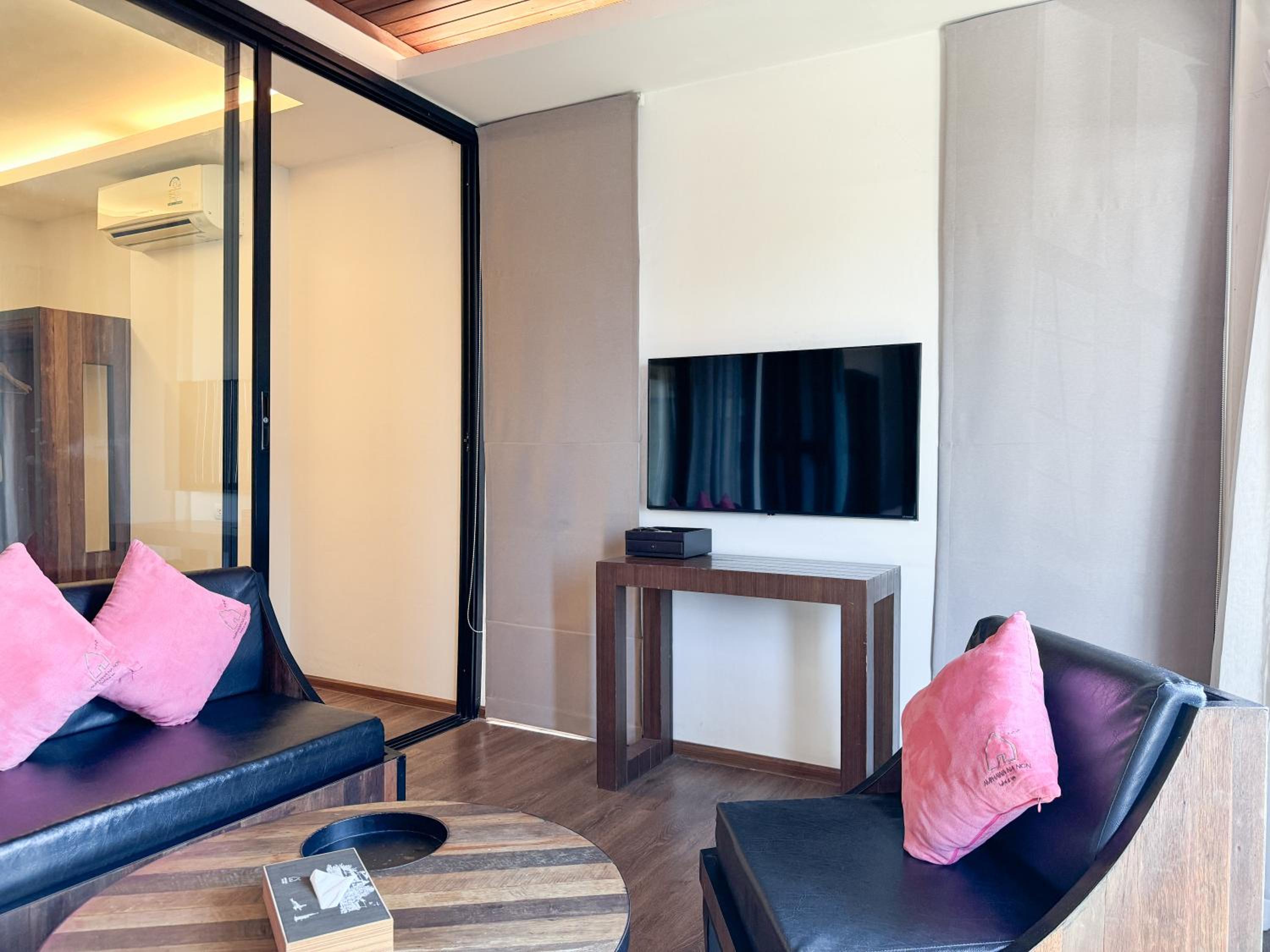 Two-Bedroom Suite - Photo 4