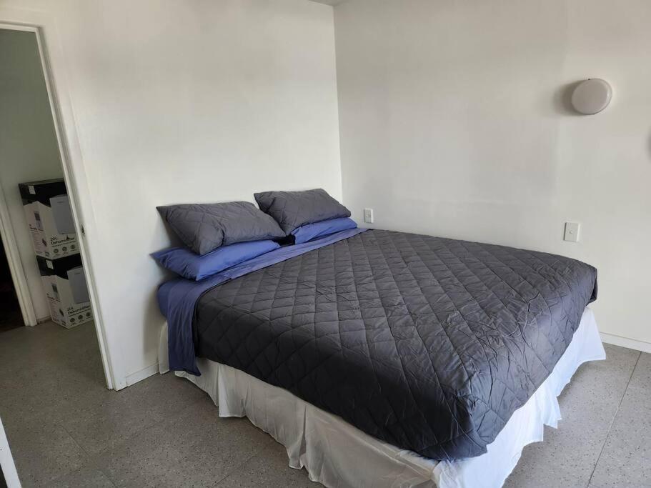 Six-Bedroom House photo 1