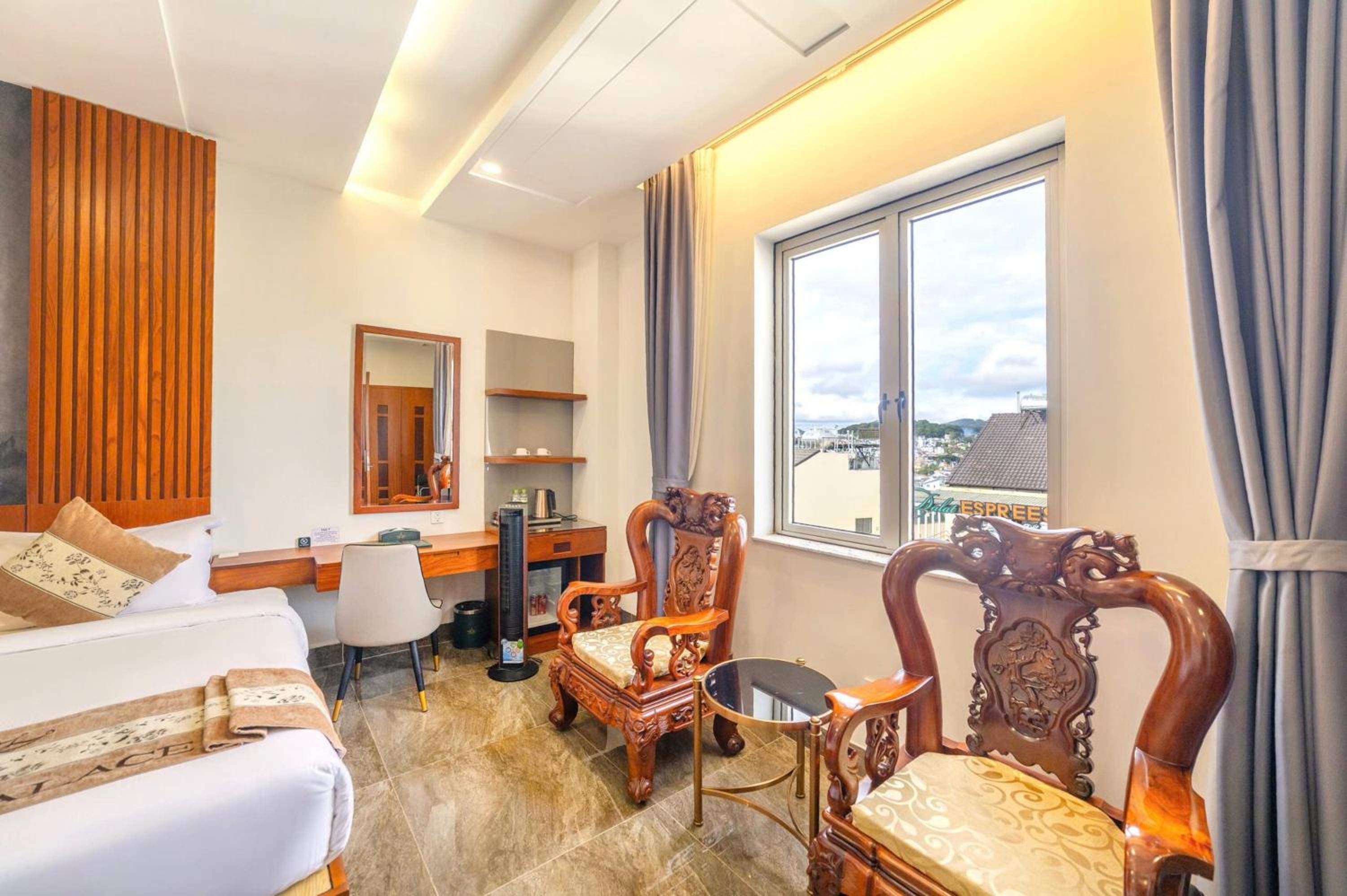 Twin Room with City View - Photo 3