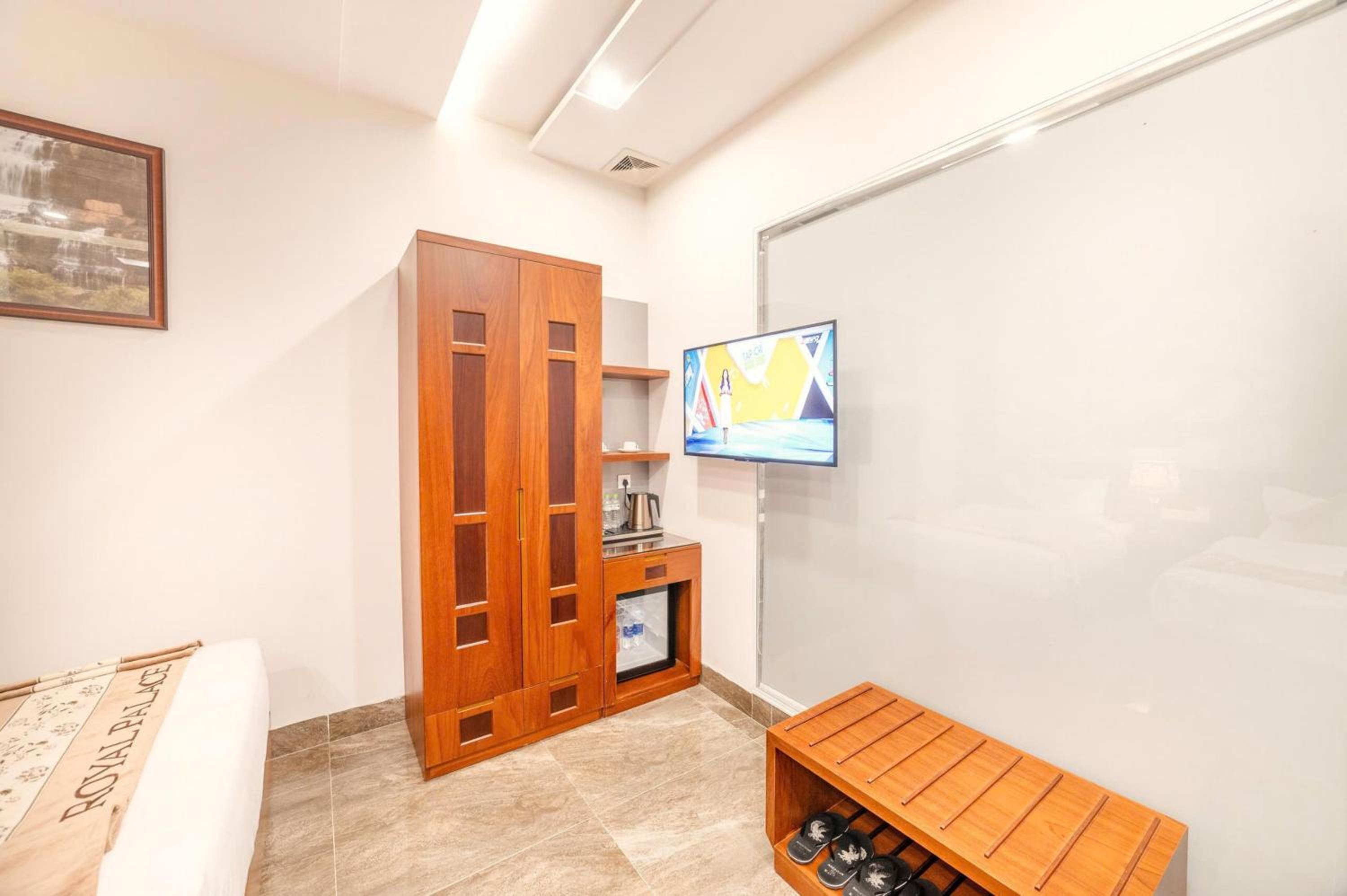 Twin Room with City View - Photo 7