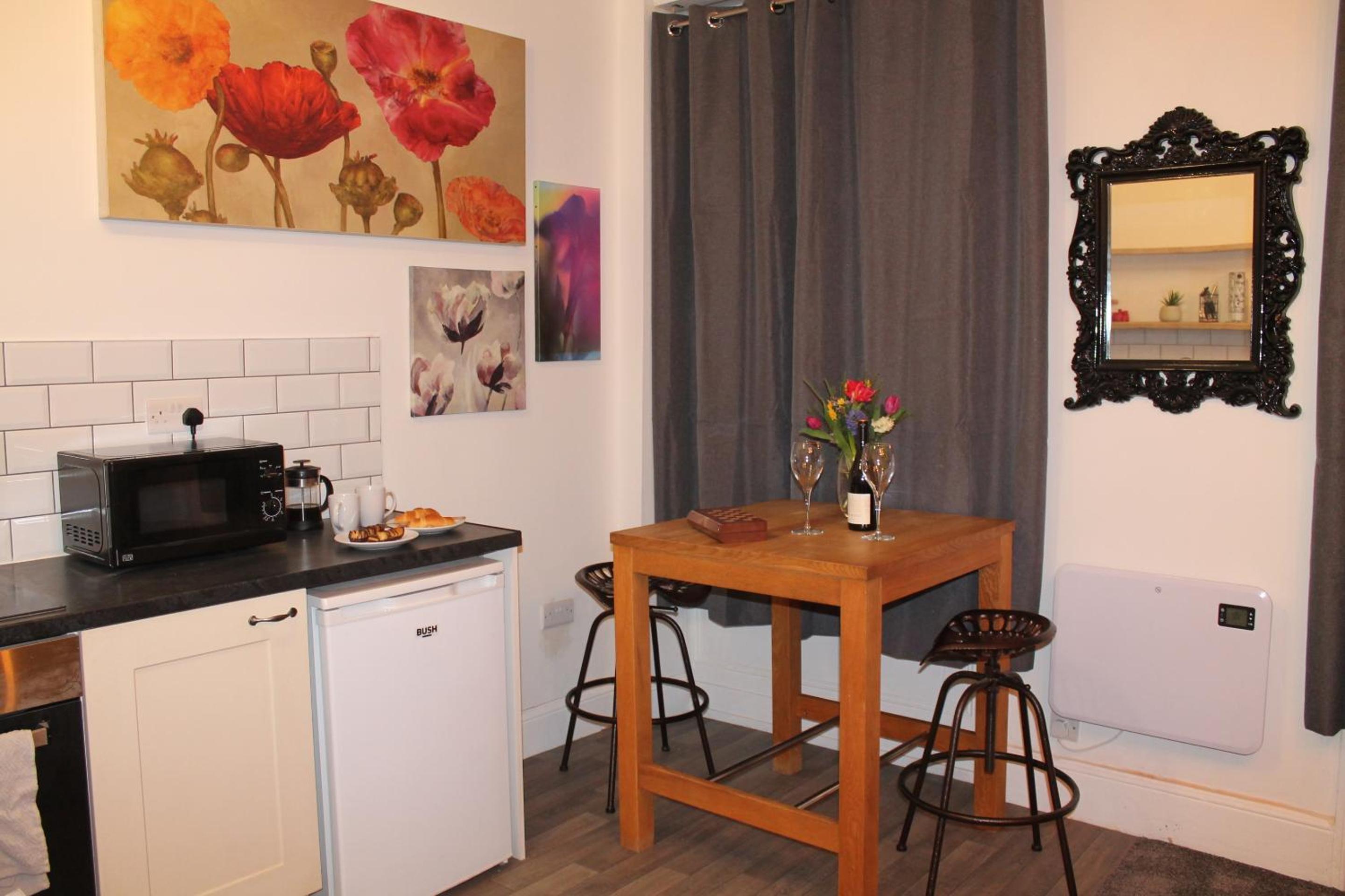 One-Bedroom Apartment - Photo 2