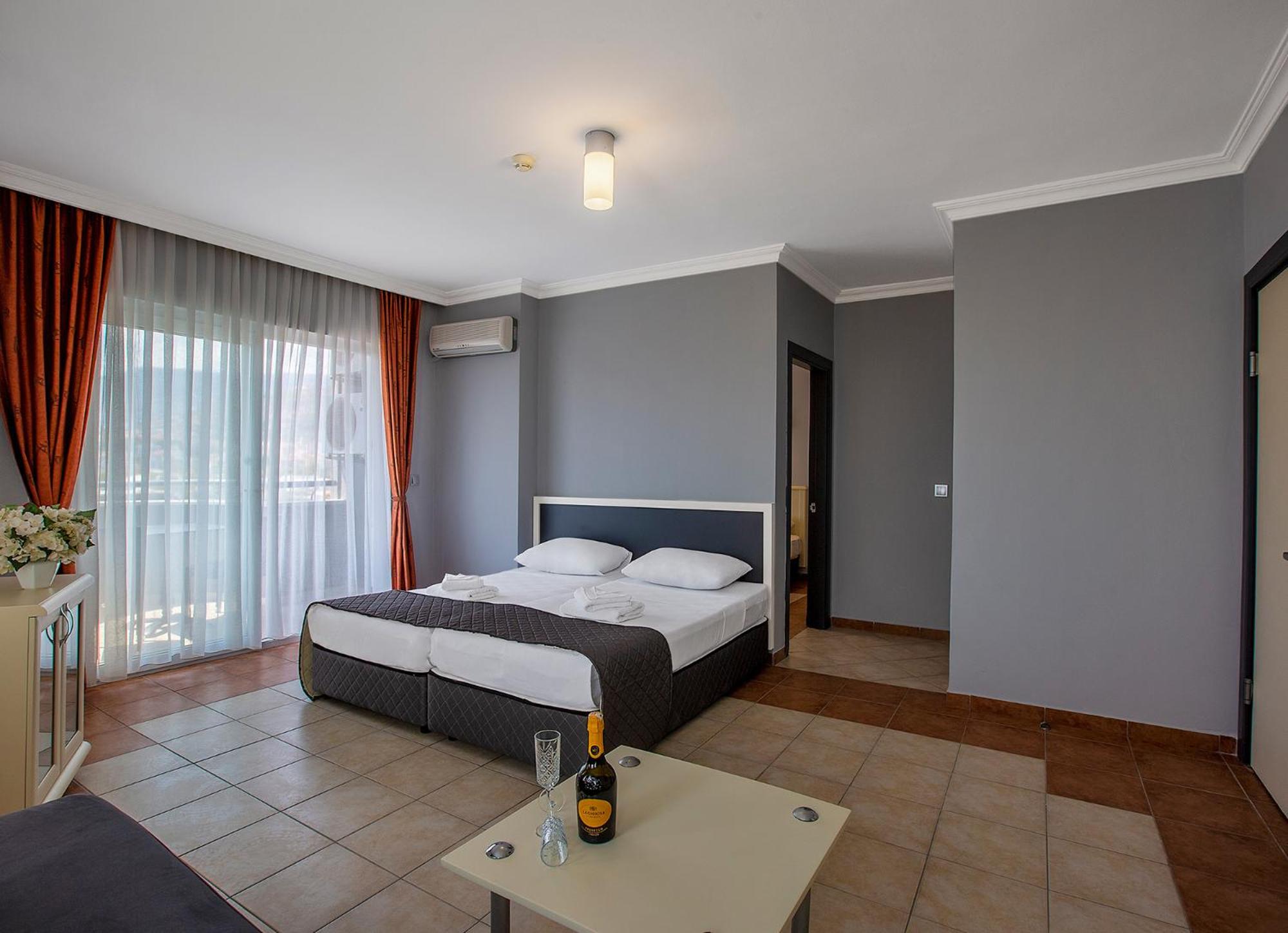 Suite with Balcony - Photo 5