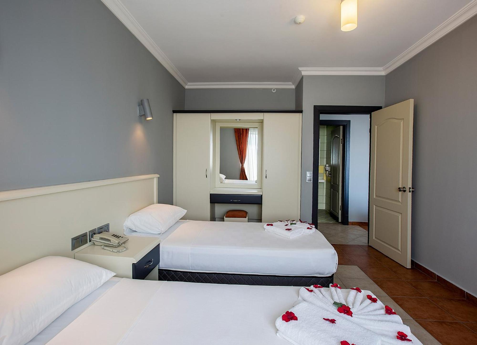 Suite with Balcony - Photo 6