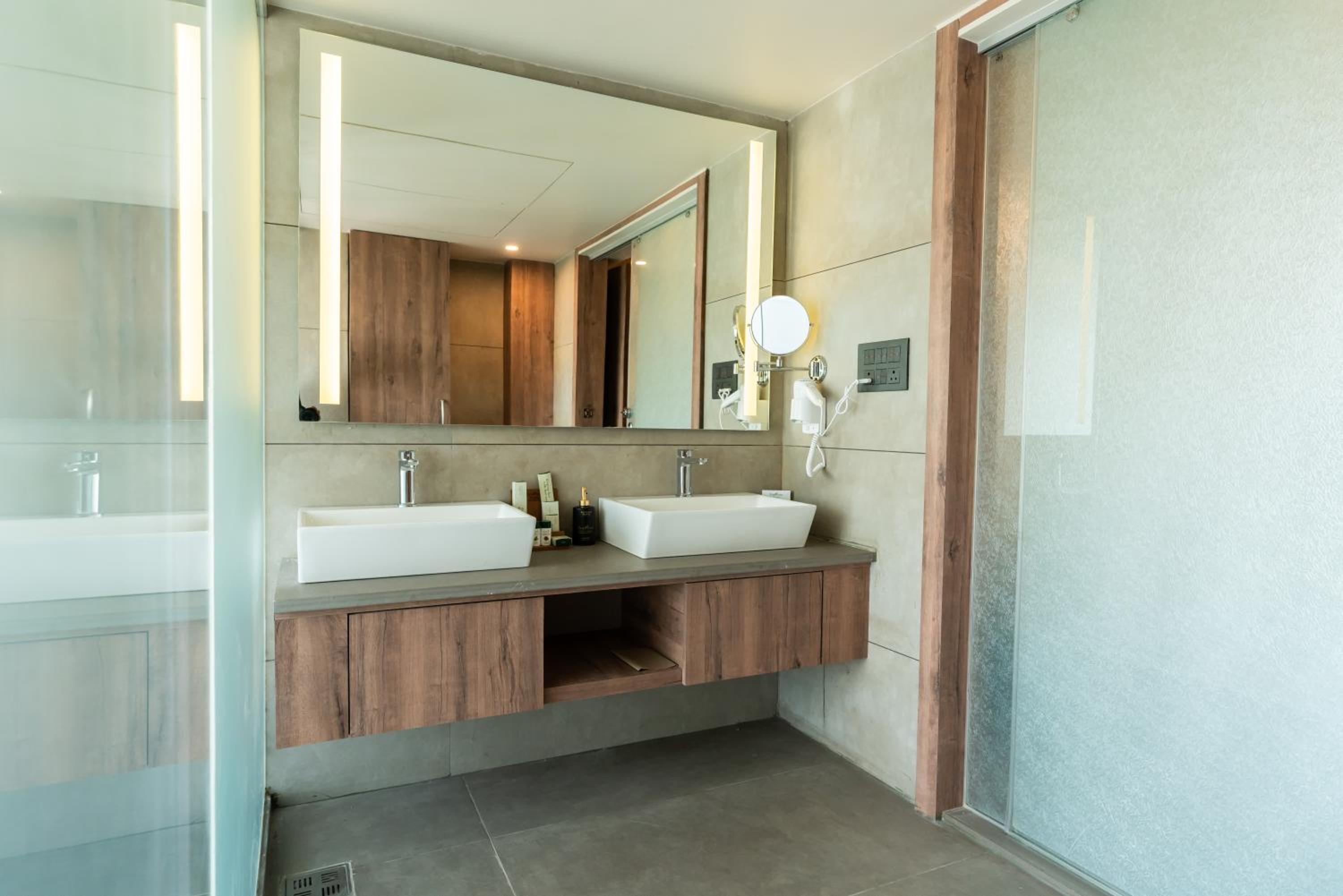Fern Club Room - Photo 2