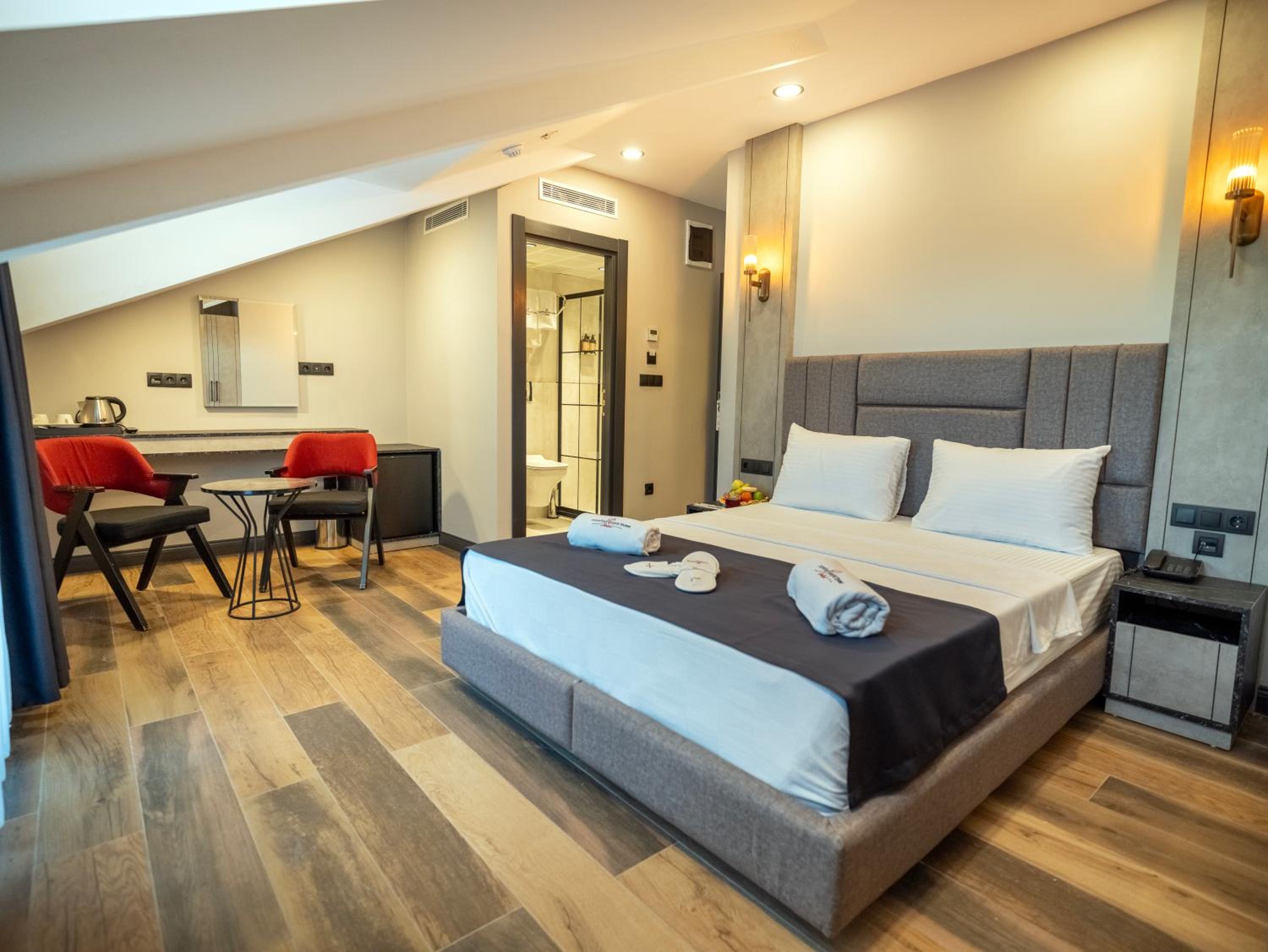 Deluxe Double Room with Balcony photo 3