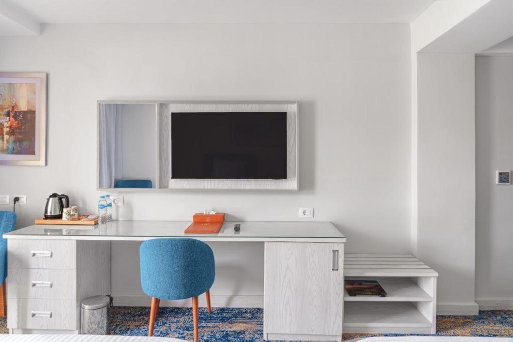 Twin Room with Extra Bed - Photo 1