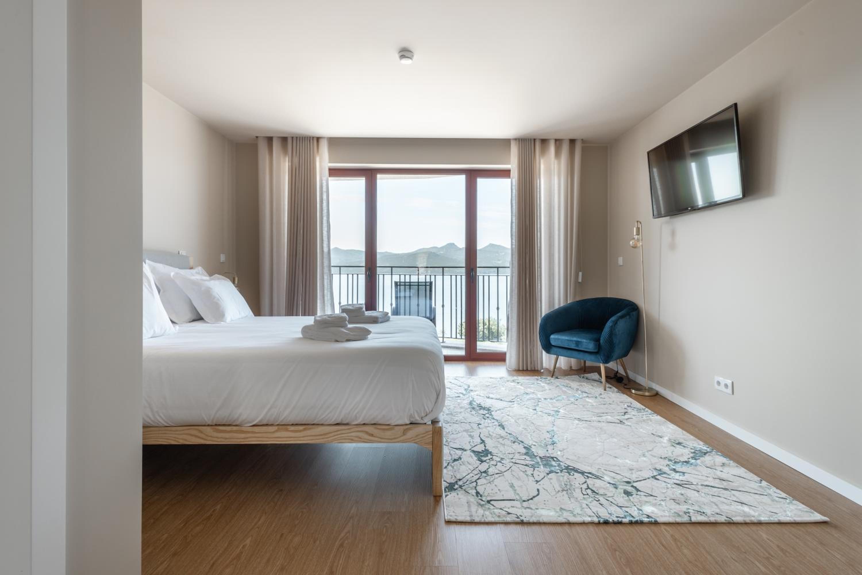 Double Room with Lake View photo 2