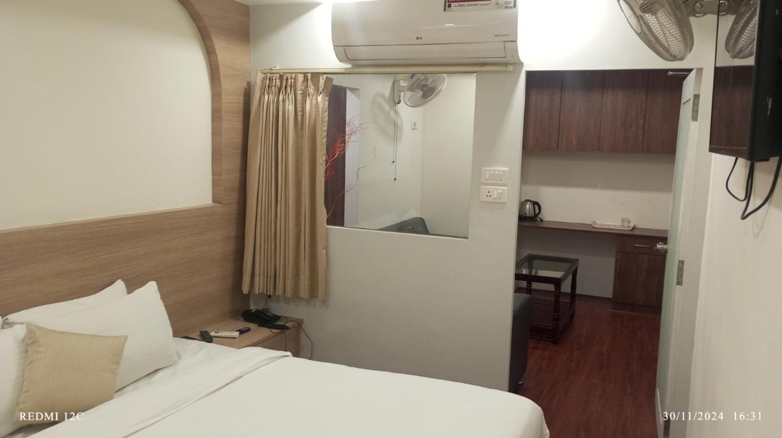 Deluxe King Suite - Photo 2