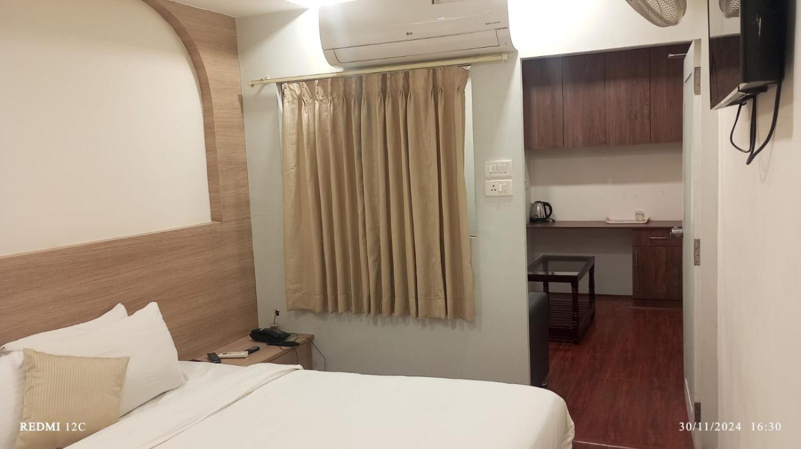Deluxe King Suite - Photo 5