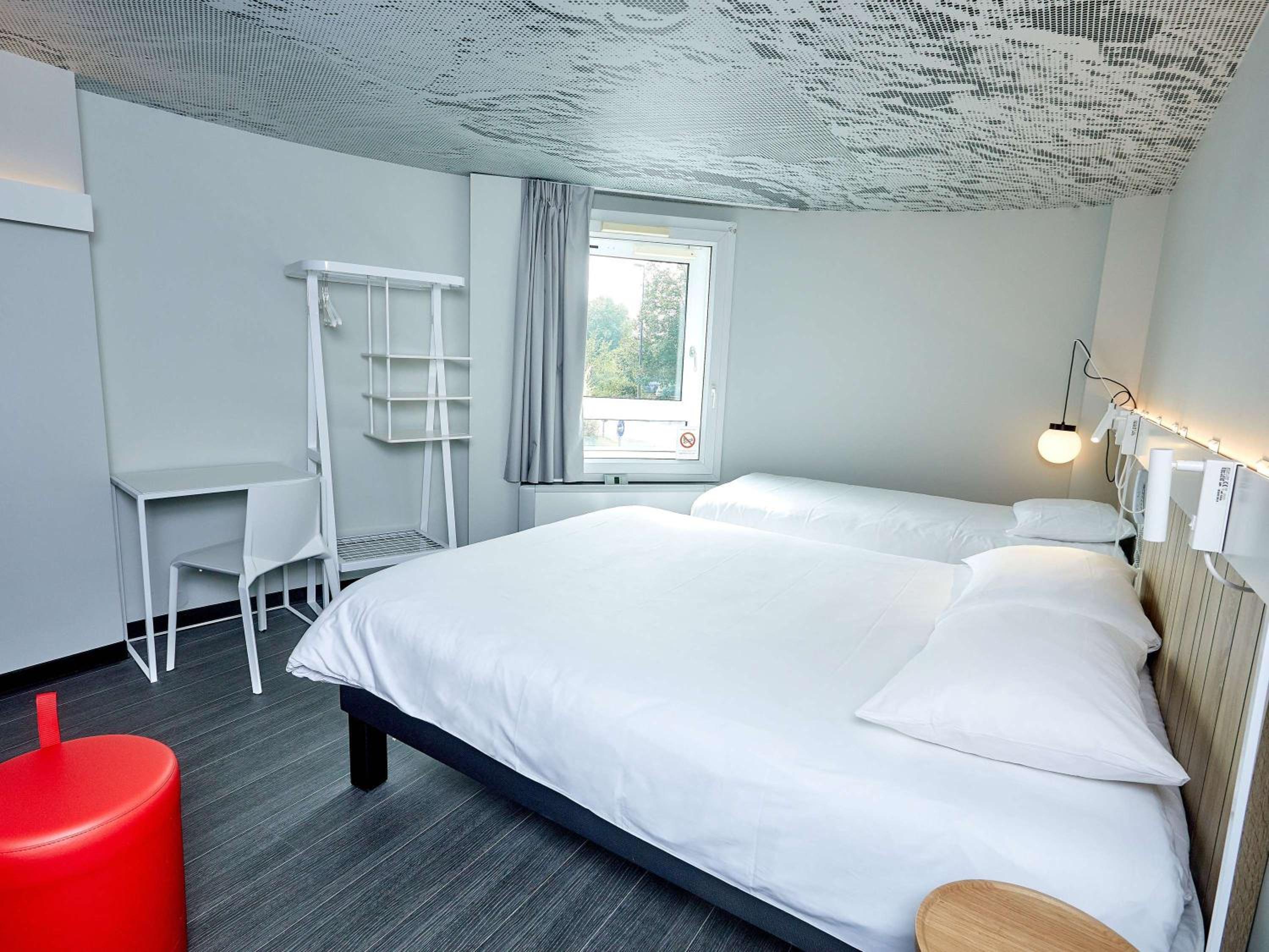 Standard Double Room With One Double And One Single Bed - Non-Smoking - Photo 4