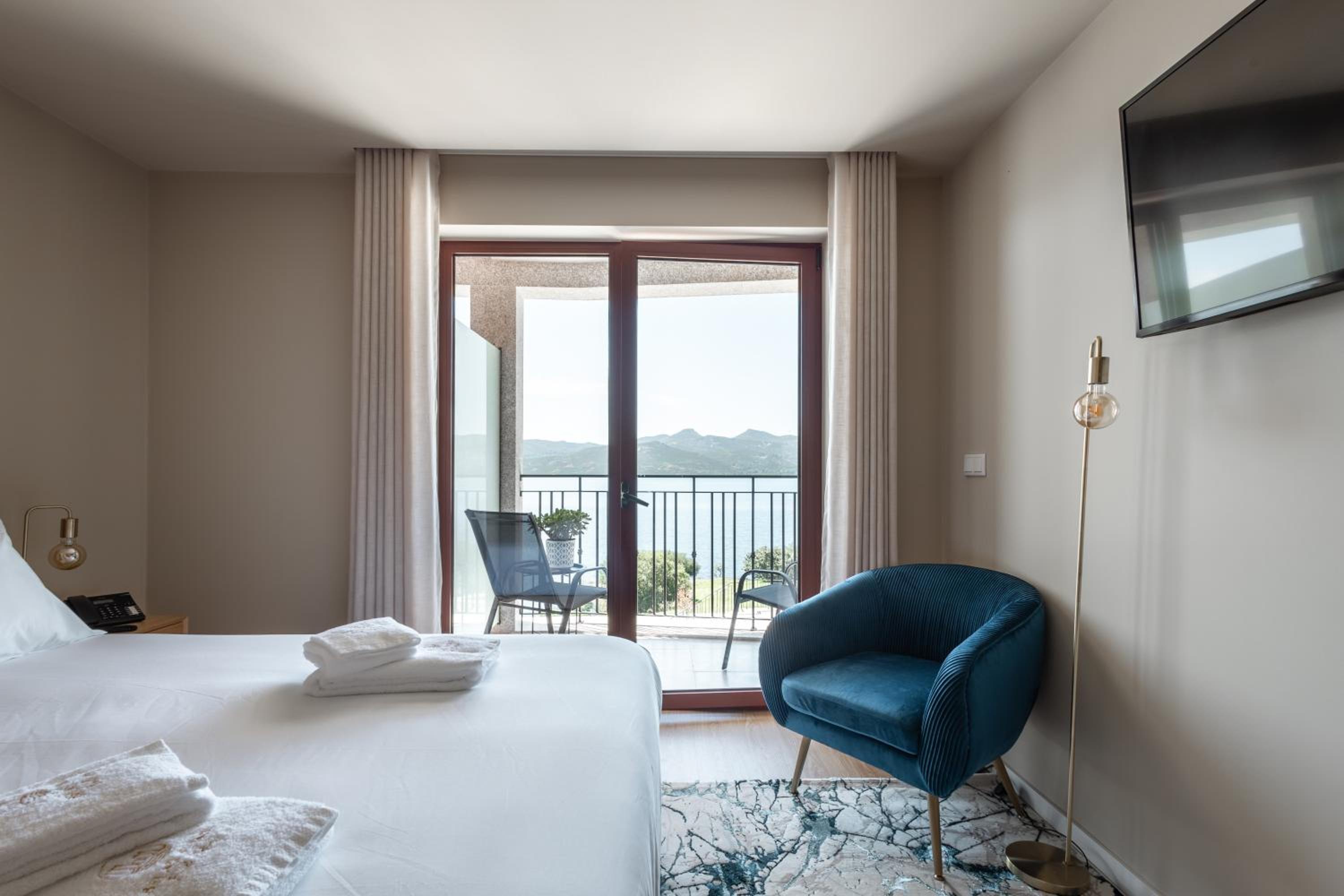 King Room with Lake View photo 2