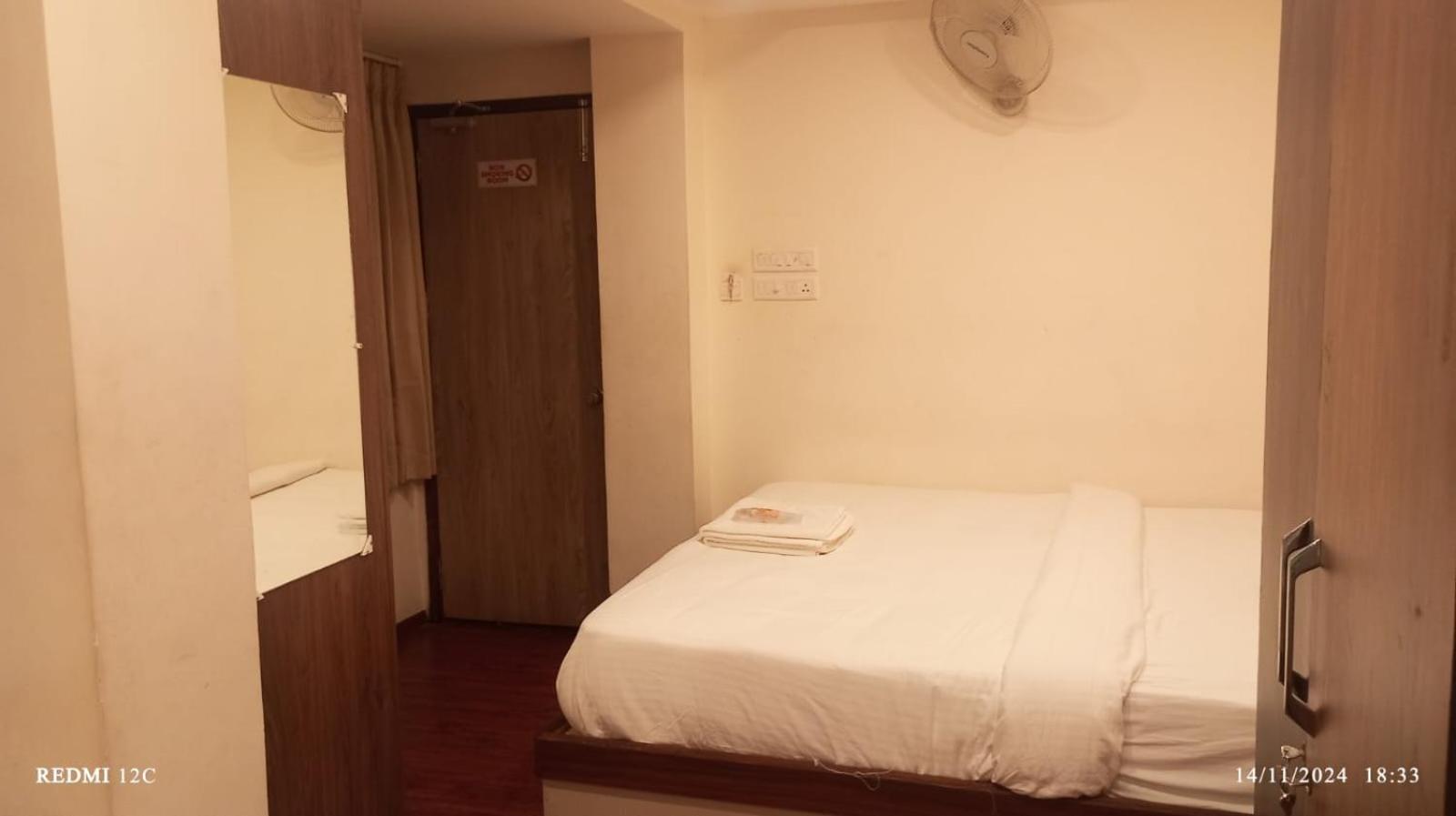 6-Bed Mixed Dormitory Room photo 3