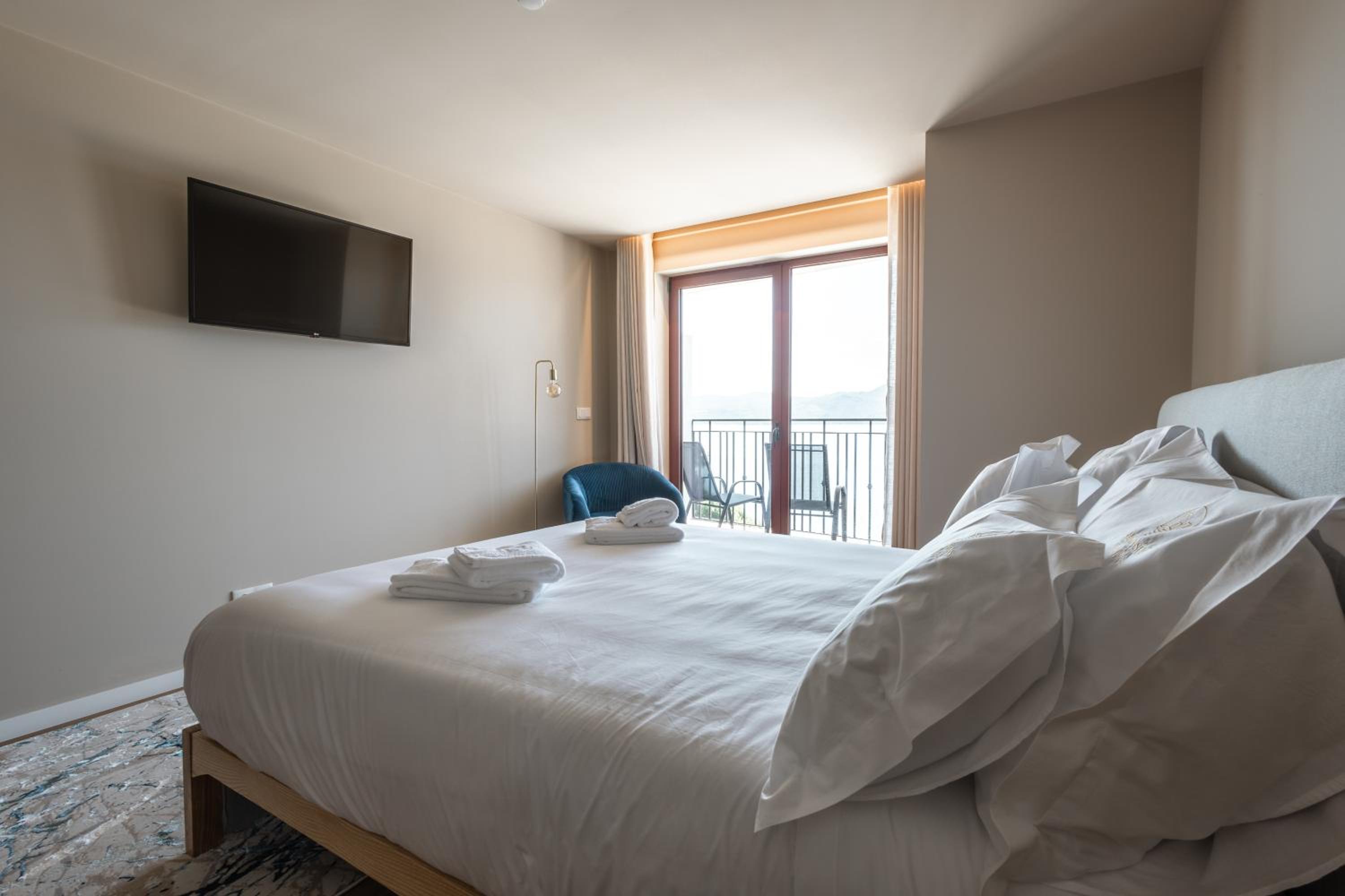 Double Room with Lake View photo 2