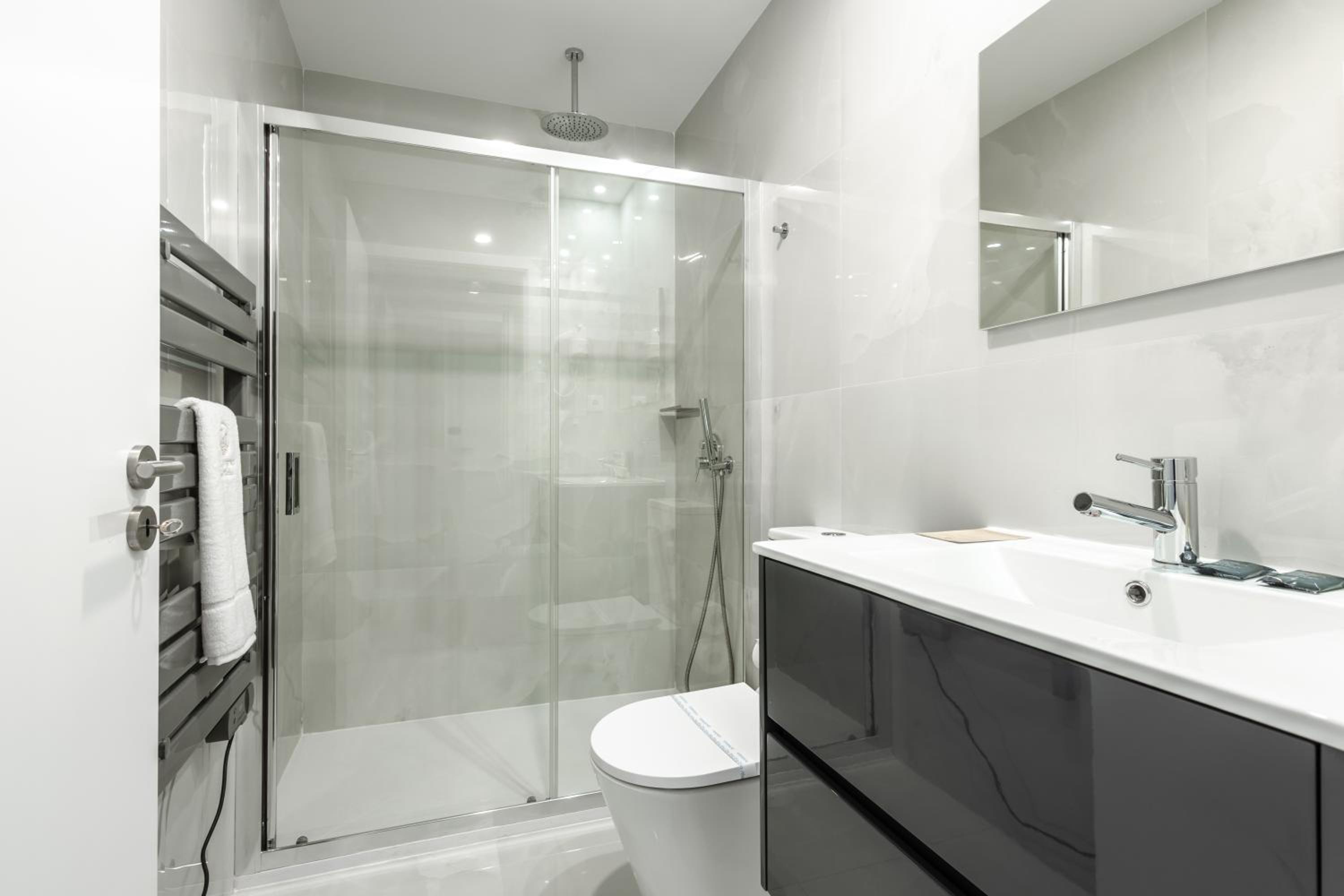Double Room with Lake View - Photo 2