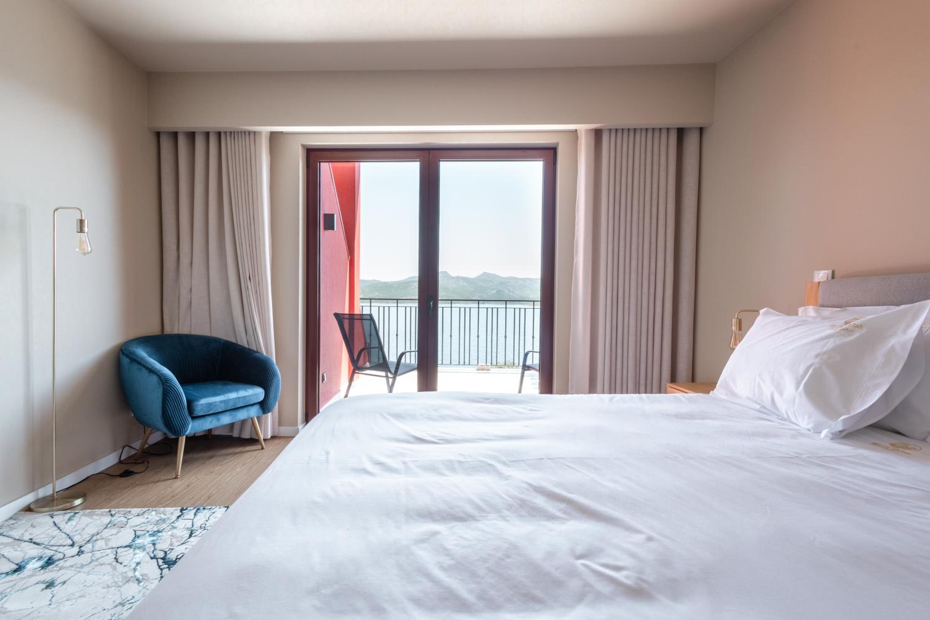 Double Room with Lake View - Photo 3
