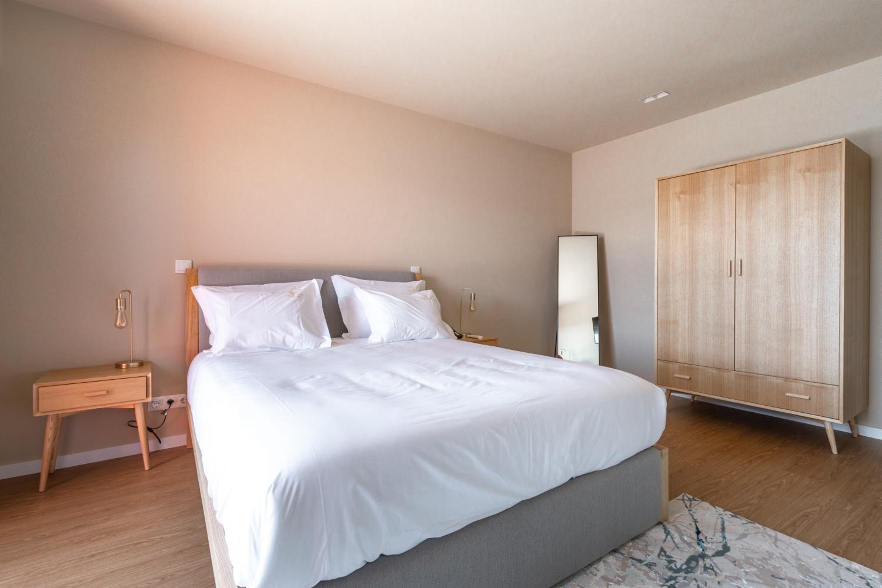 Double Room with Lake View - Photo 4