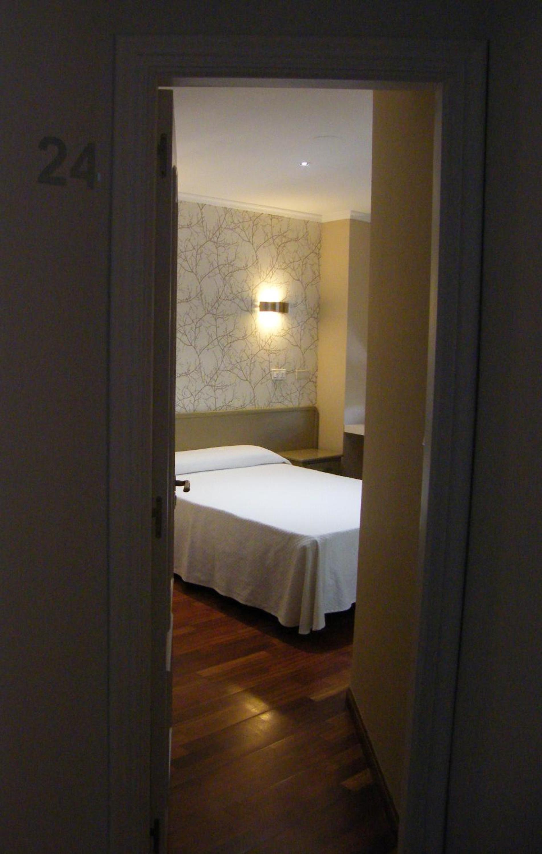 Double or Twin Room - Photo 13