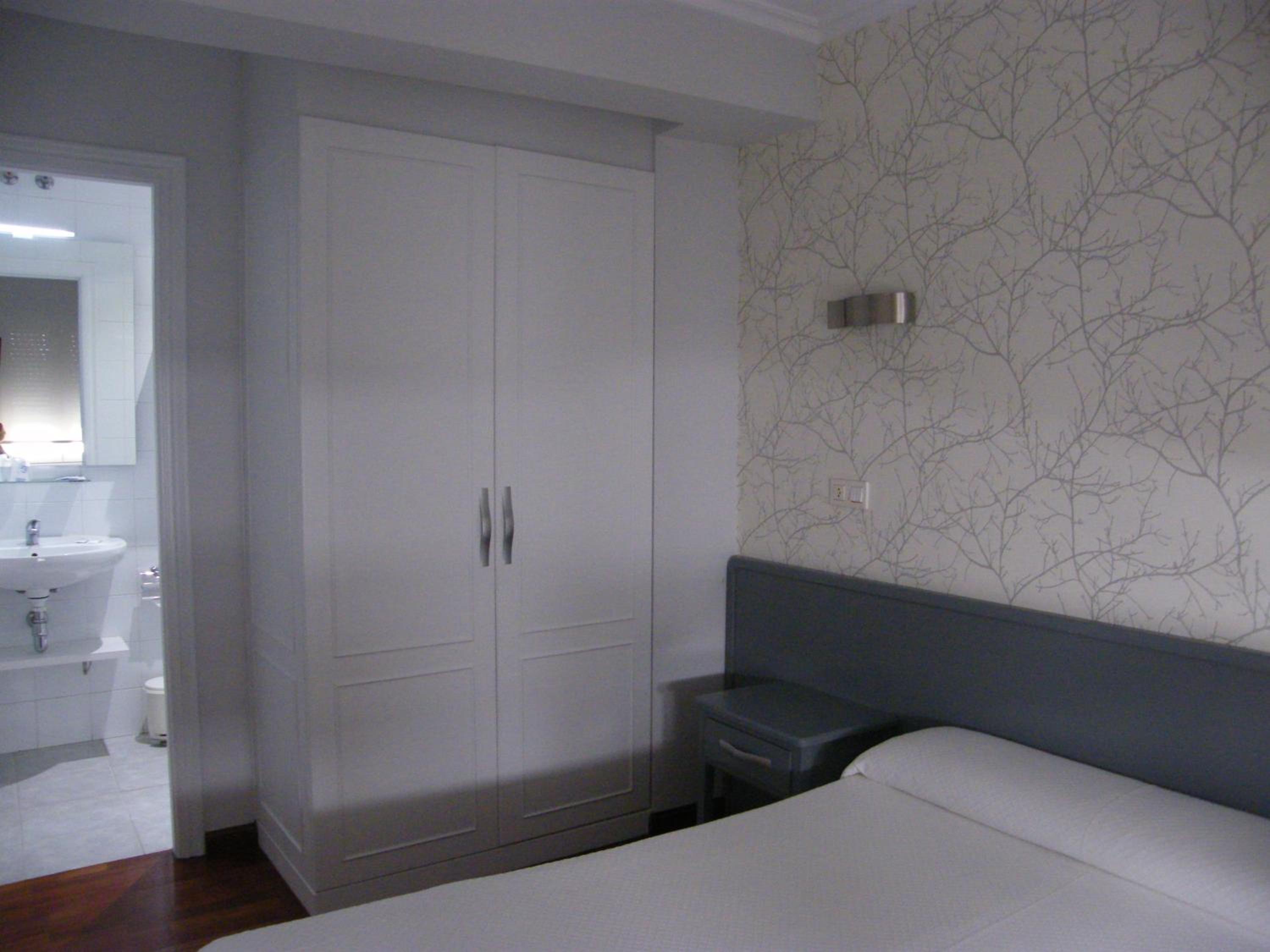 Double or Twin Room - Photo 6