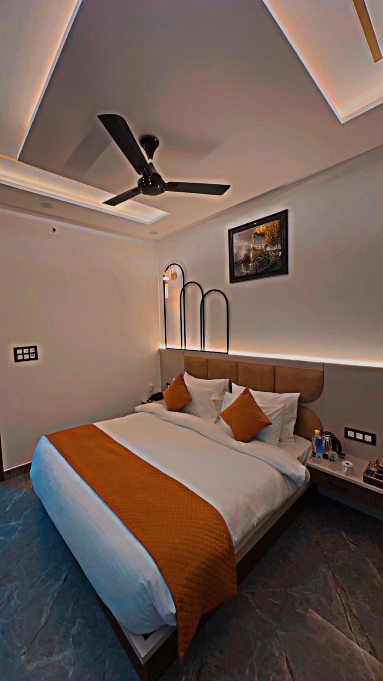 Deluxe Double Room (2 Adults + 1 Child) photo 2
