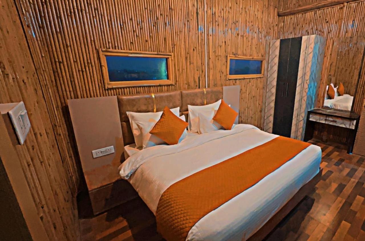 Deluxe Double Room (2 Adults + 1 Child)