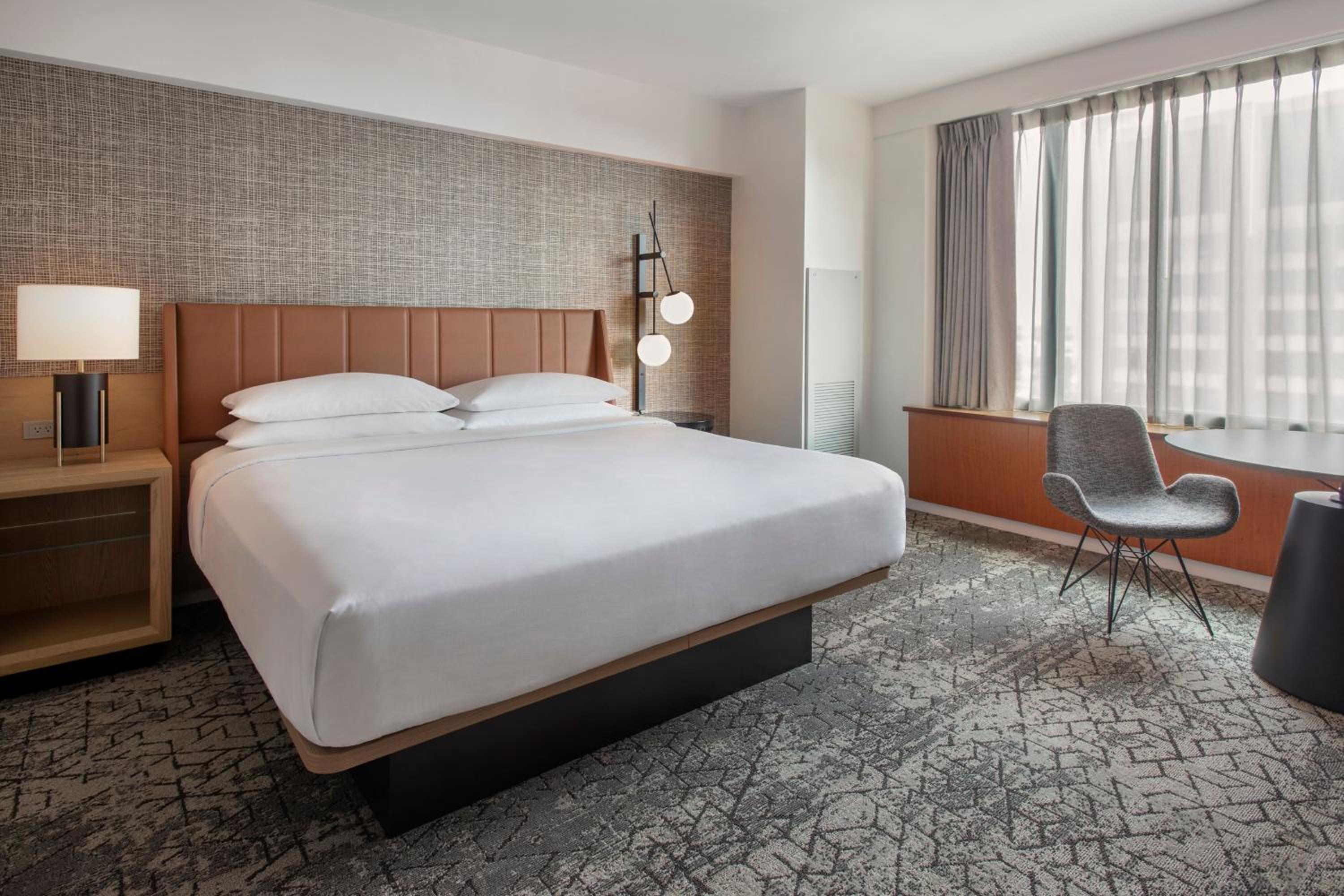One Bedroom Suite, 1 Bedroom Suite, 1 King, Sofa bed thumbnail 5