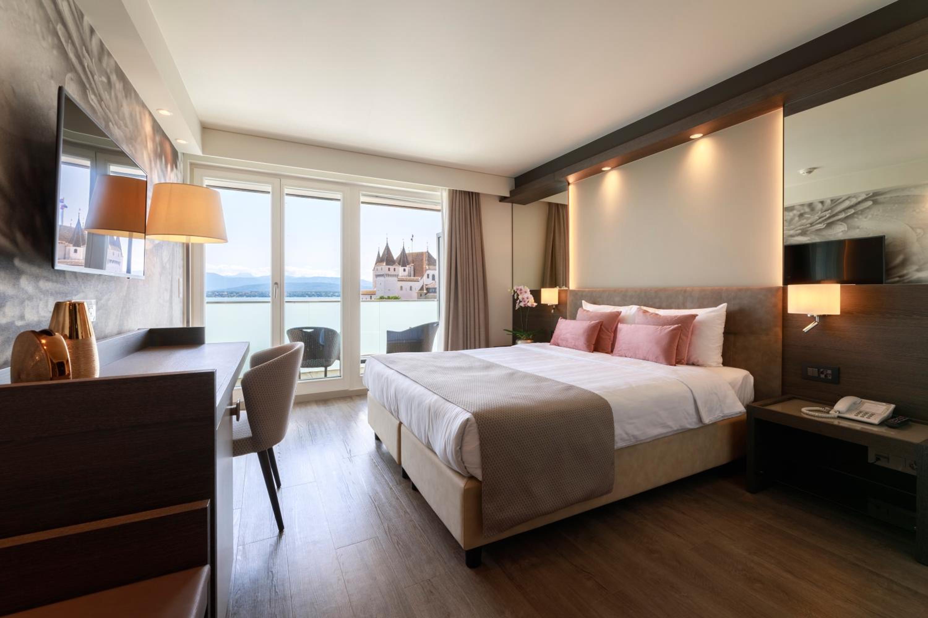 Double or Twin Room with Lake View - Photo 6