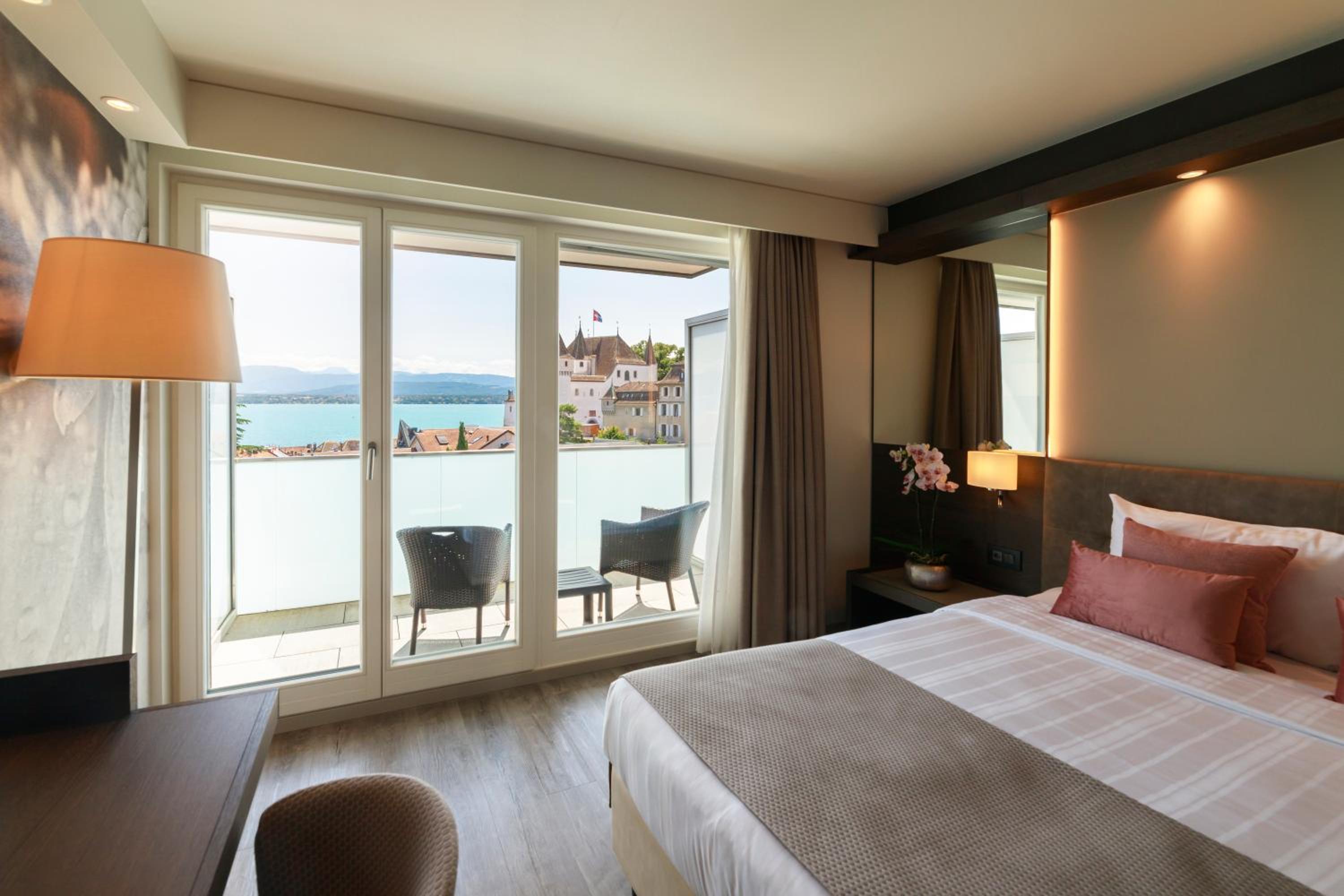 Double or Twin Room with Lake View - Photo 5