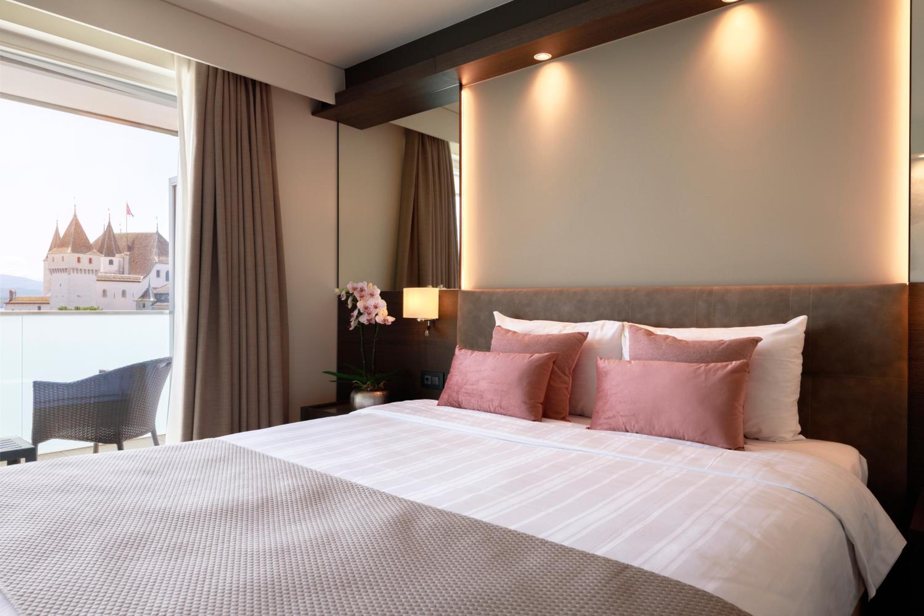 Double or Twin Room with Lake View - Photo 4